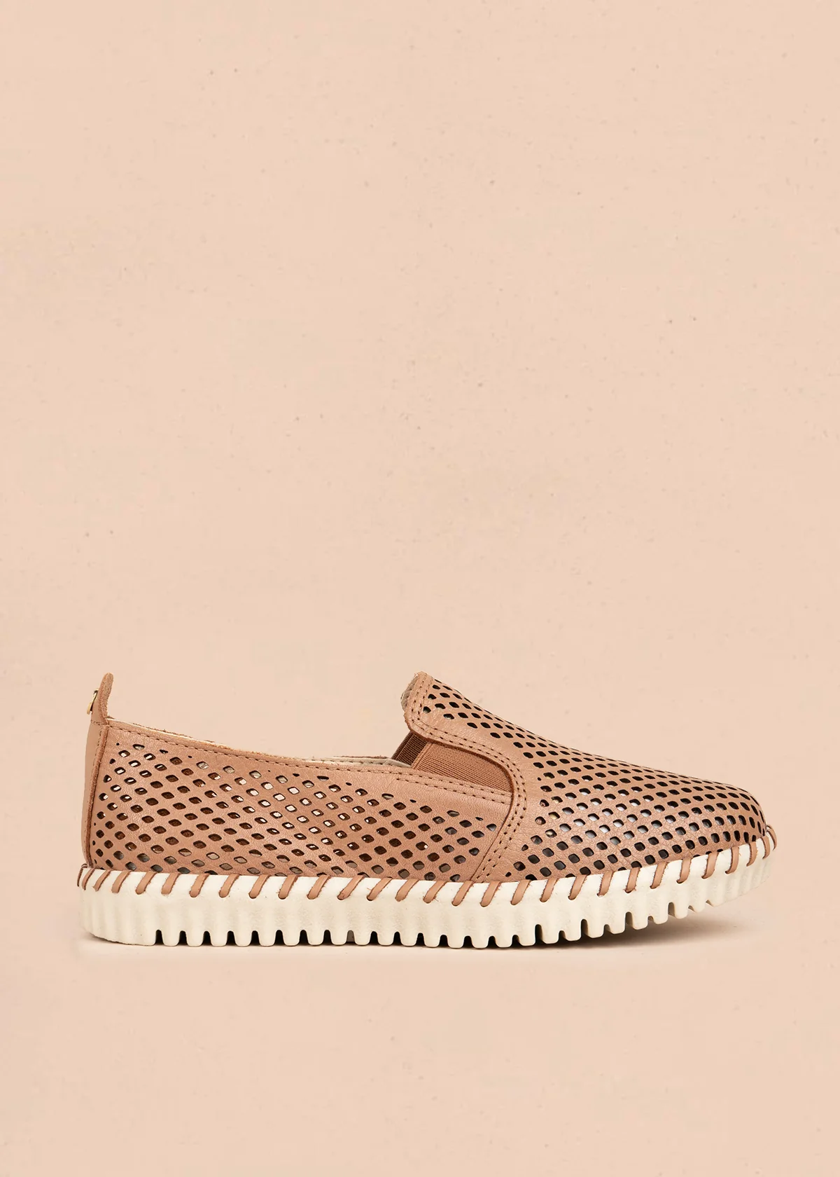 Zapatos cerrados en cuero color moca con perforaciones 105995