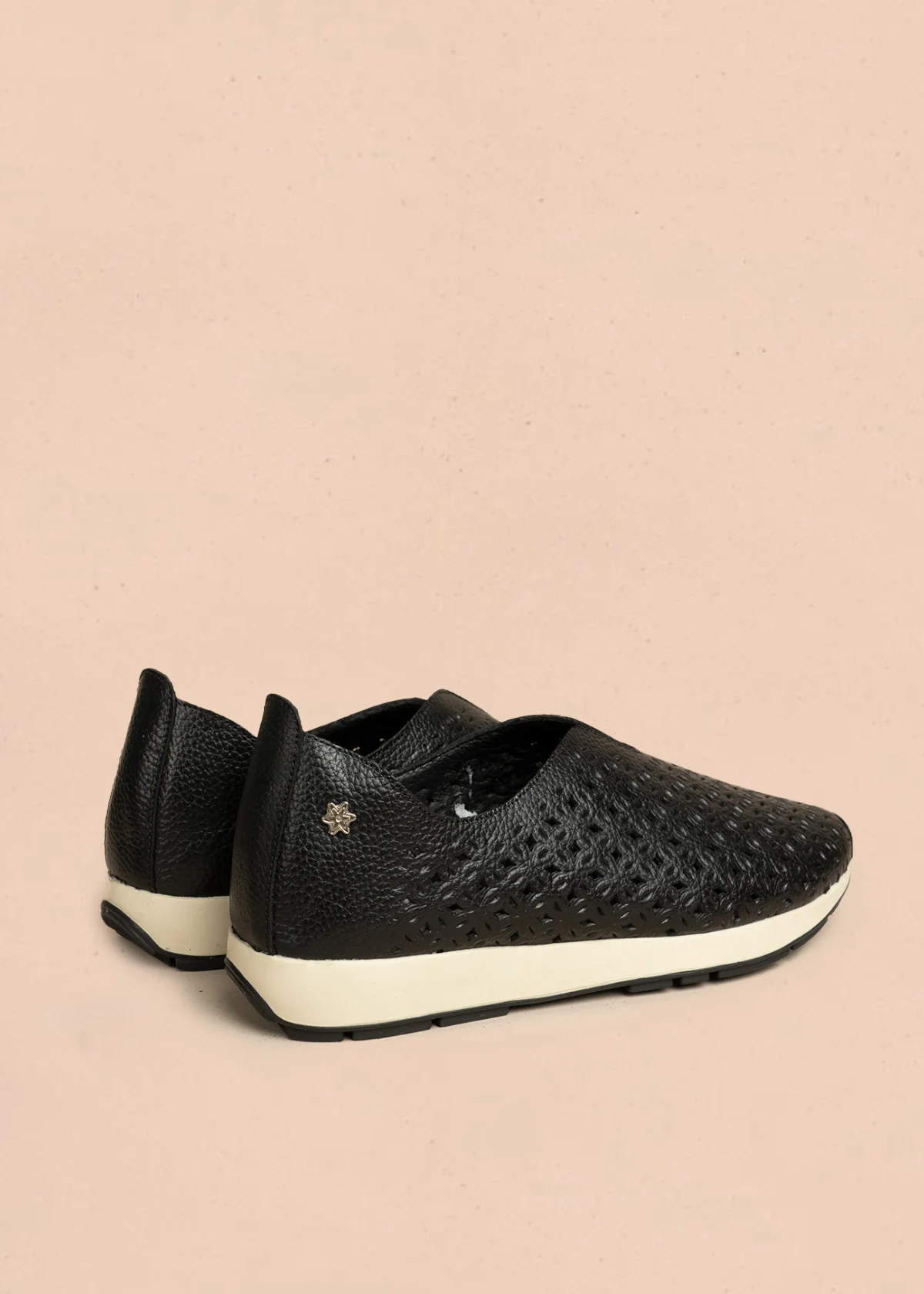 Zapatos cerrados de cuero color negro con patrón troquelado 106467 - Image 3