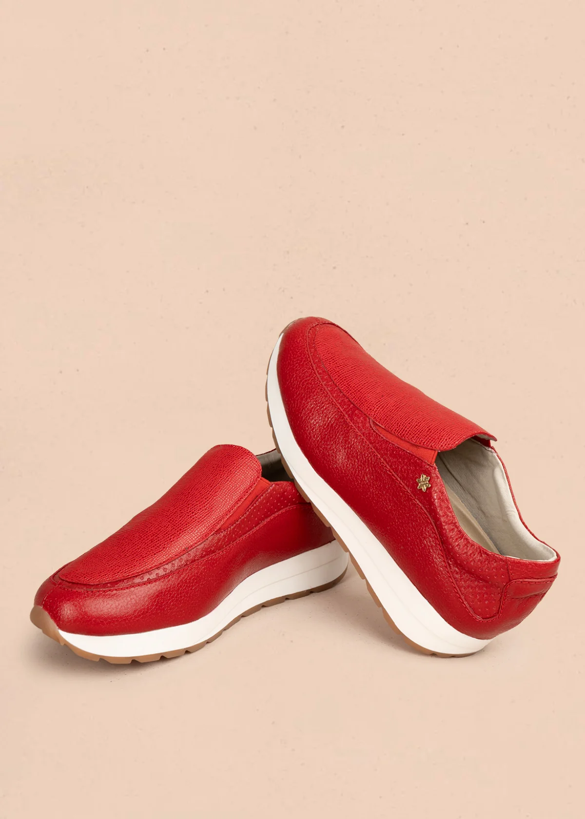 Zapatos cerrados en cuero color rojo con diseño moderno y suela contrastante 106015 - Image 4
