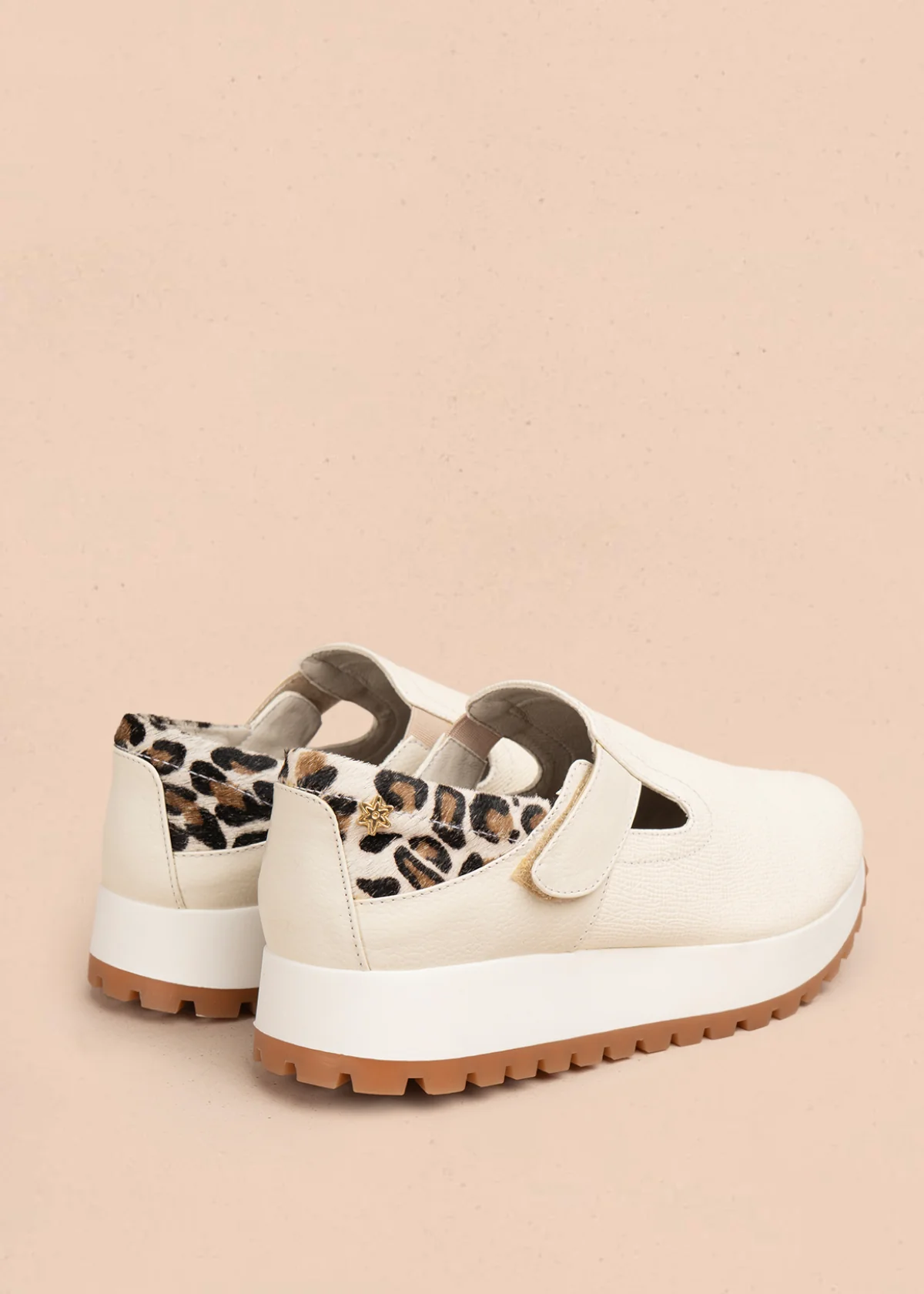 Zapatos cerrados en cuero color talco y cuero animal print en el talón 106017 - Image 3