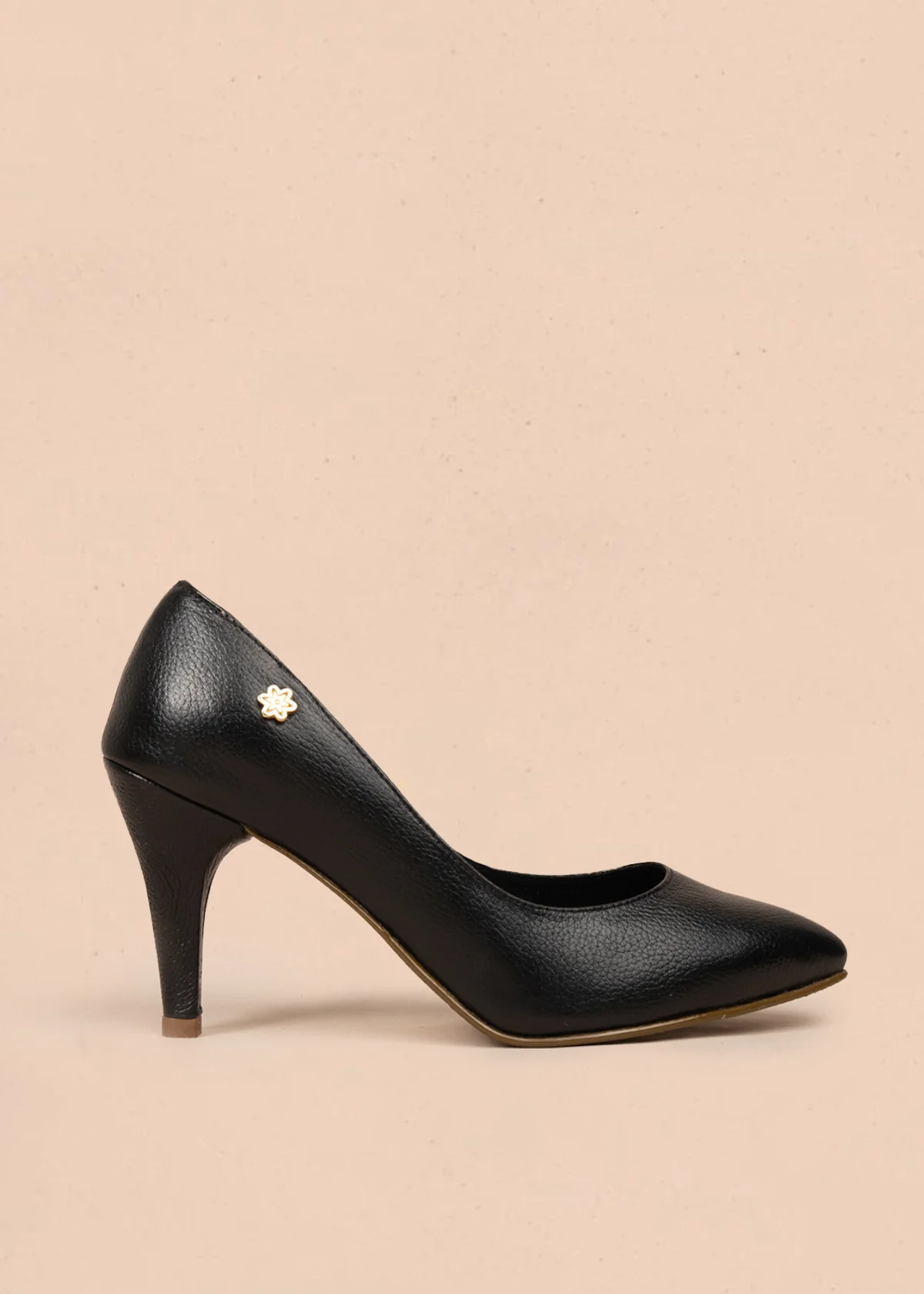 Tacones cerrados color negro con puntilla 106086