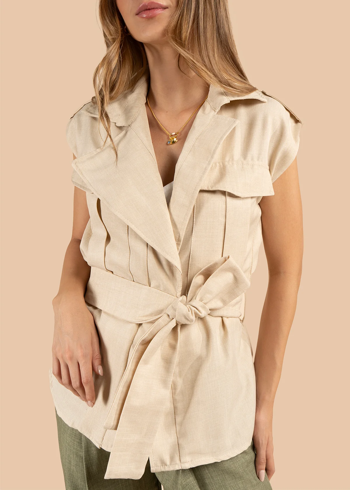 Chaleco color beige con bolsillos frontales y lazo ajustable 105809 - Image 6