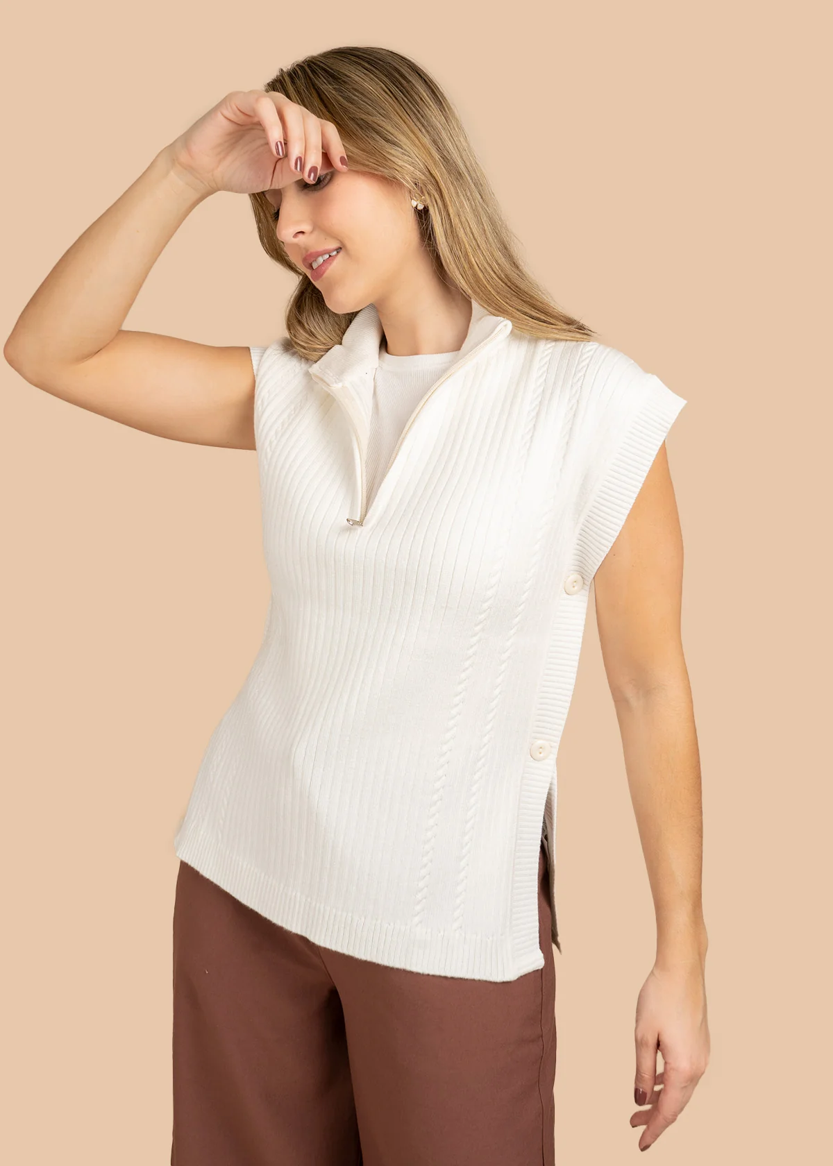 Chaleco color beige tejido acanalado y cierre en cuello 106442 - Image 3