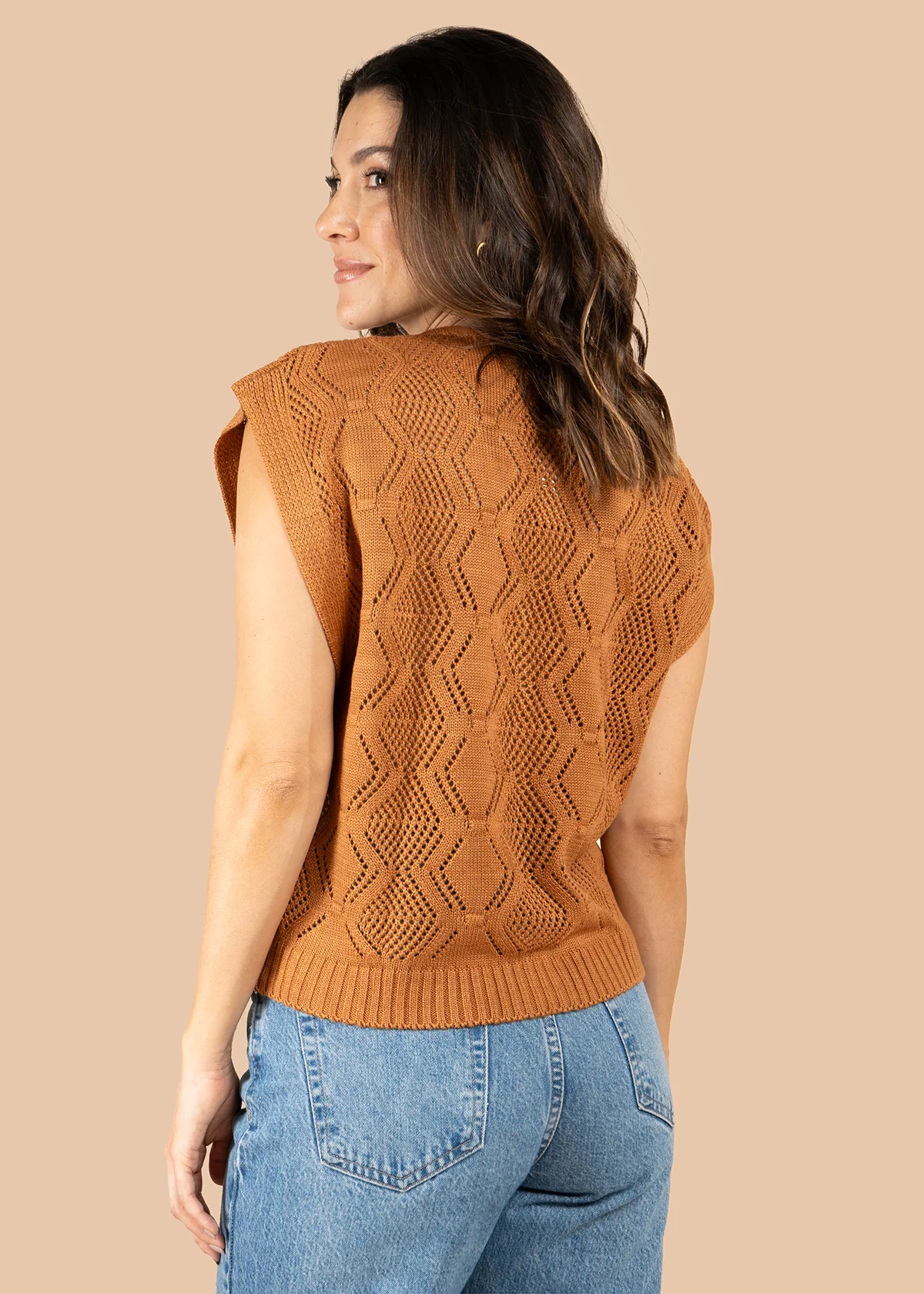 Chaleco tejido camel con diseño calado 105743 - Image 3