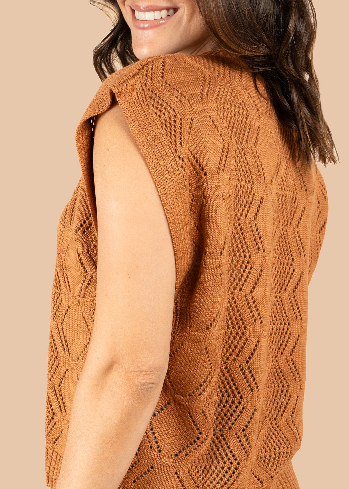 Chaleco tejido camel con diseño calado 105743 - Image 4