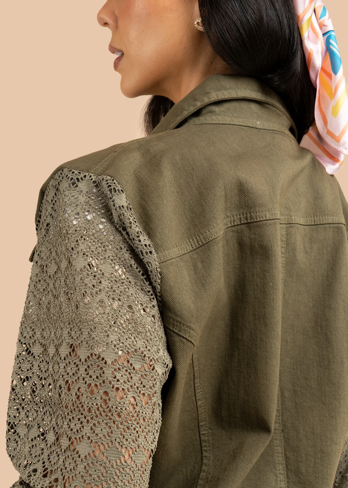 Chaqueta color verde en denim y mangas tejidas 106240 - Image 3