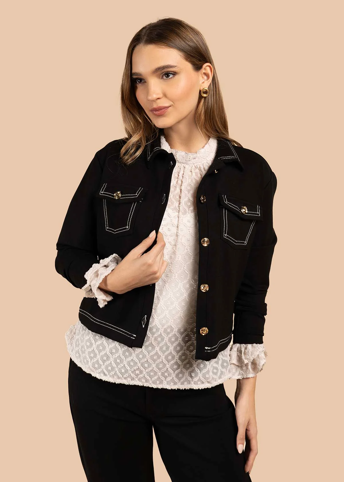 Chaqueta color negro con botones dorados y bolsillos frontales 105825