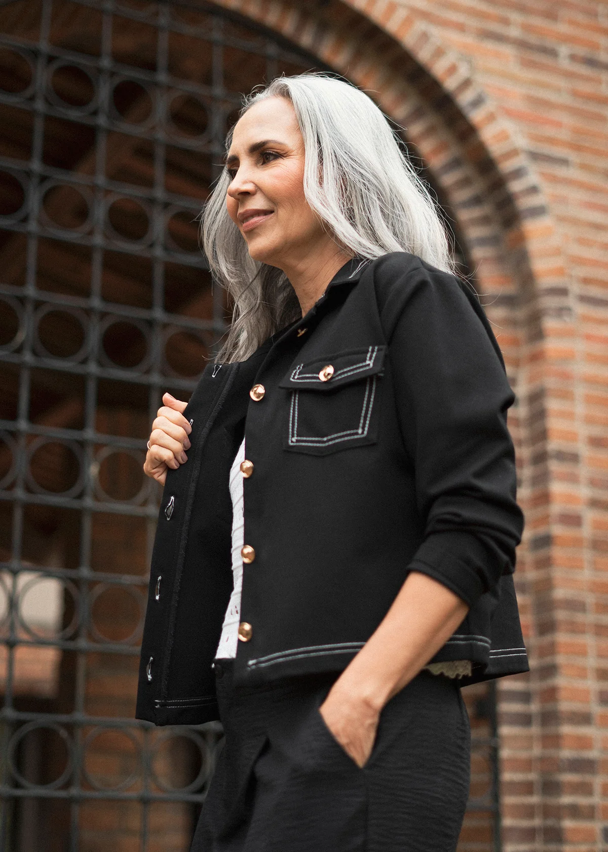 Chaqueta color negro con botones dorados y bolsillos frontales 105825 - Image 2