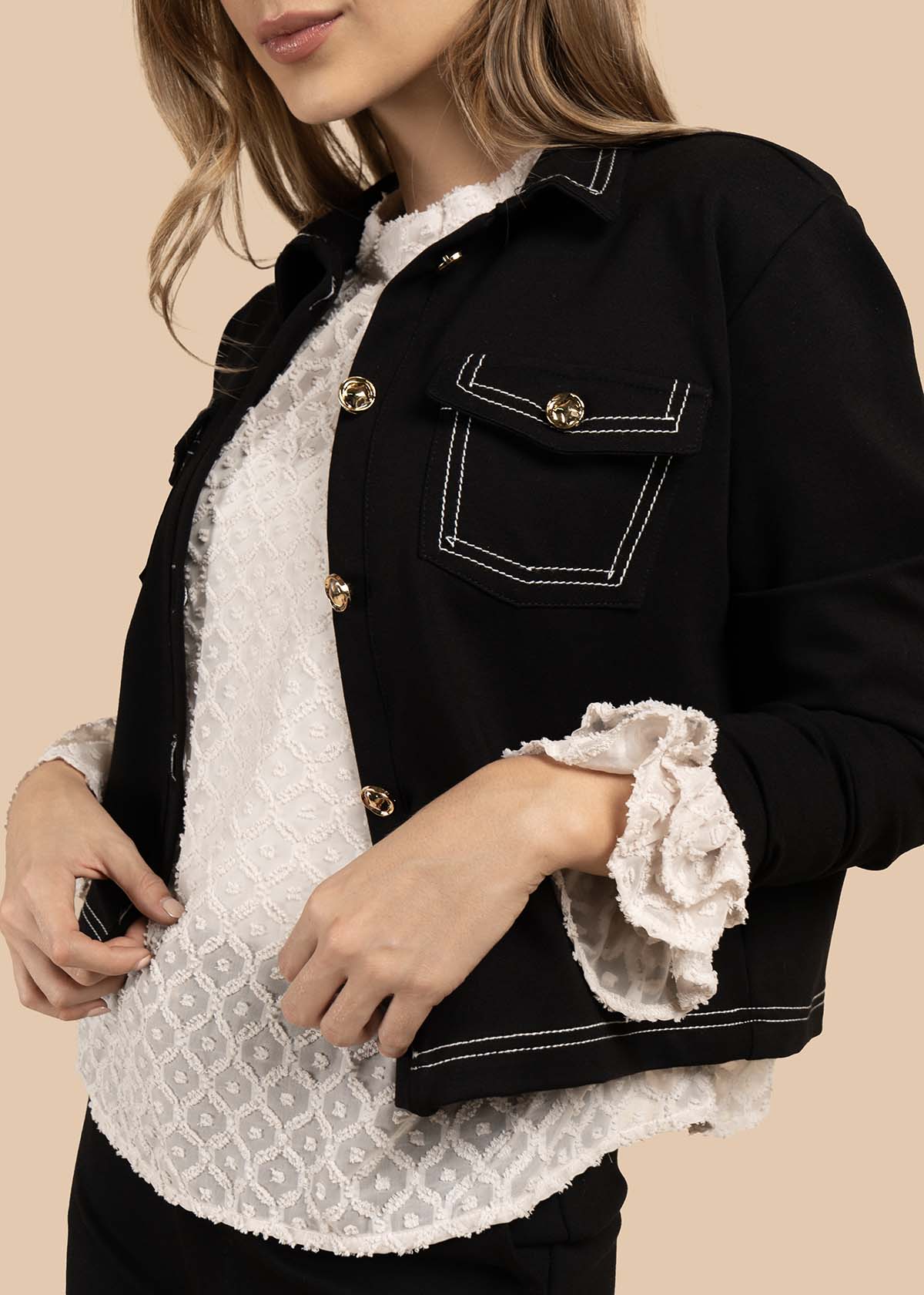 Chaqueta color negro con botones dorados y bolsillos frontales 105825 - Image 5