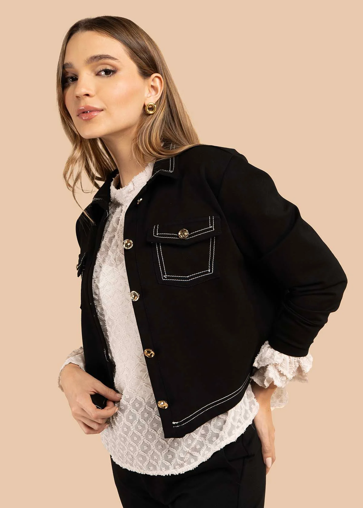Chaqueta color negro con botones dorados y bolsillos frontales 105825 - Image 6