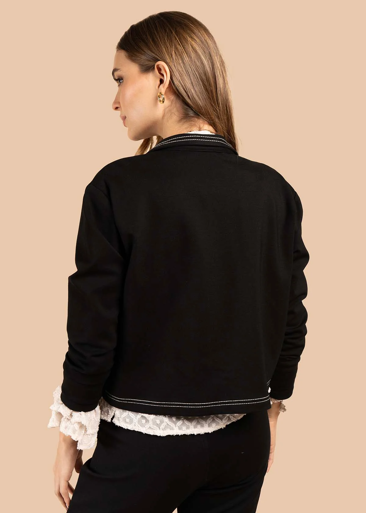 Chaqueta color negro con botones dorados y bolsillos frontales 105825 - Image 7