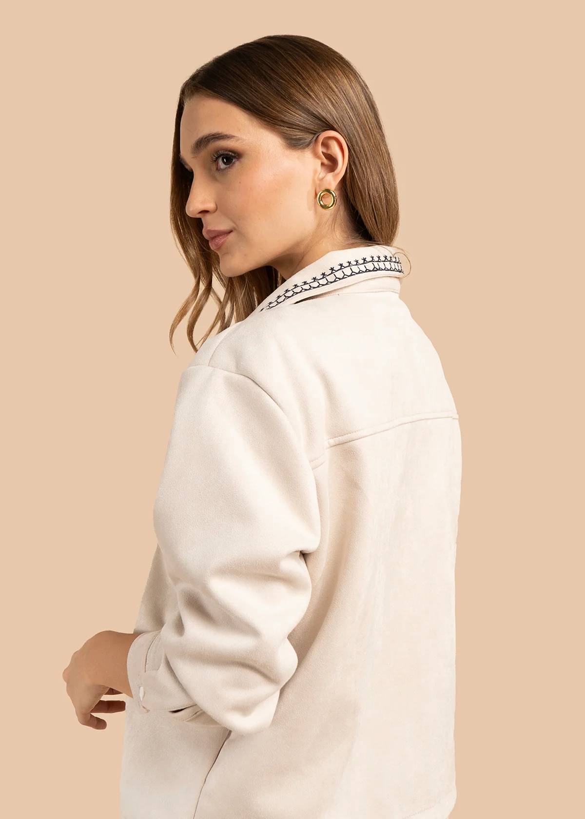 Chaqueta color beige con bolsillos frontales y bordado negro 105841 - Image 3