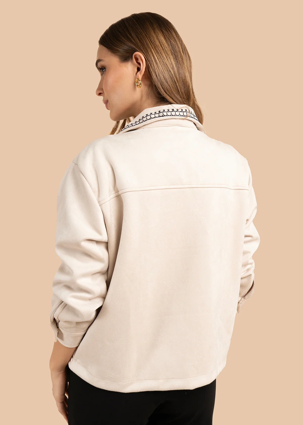 Chaqueta color beige con bolsillos frontales y bordado negro 105841 - Image 5