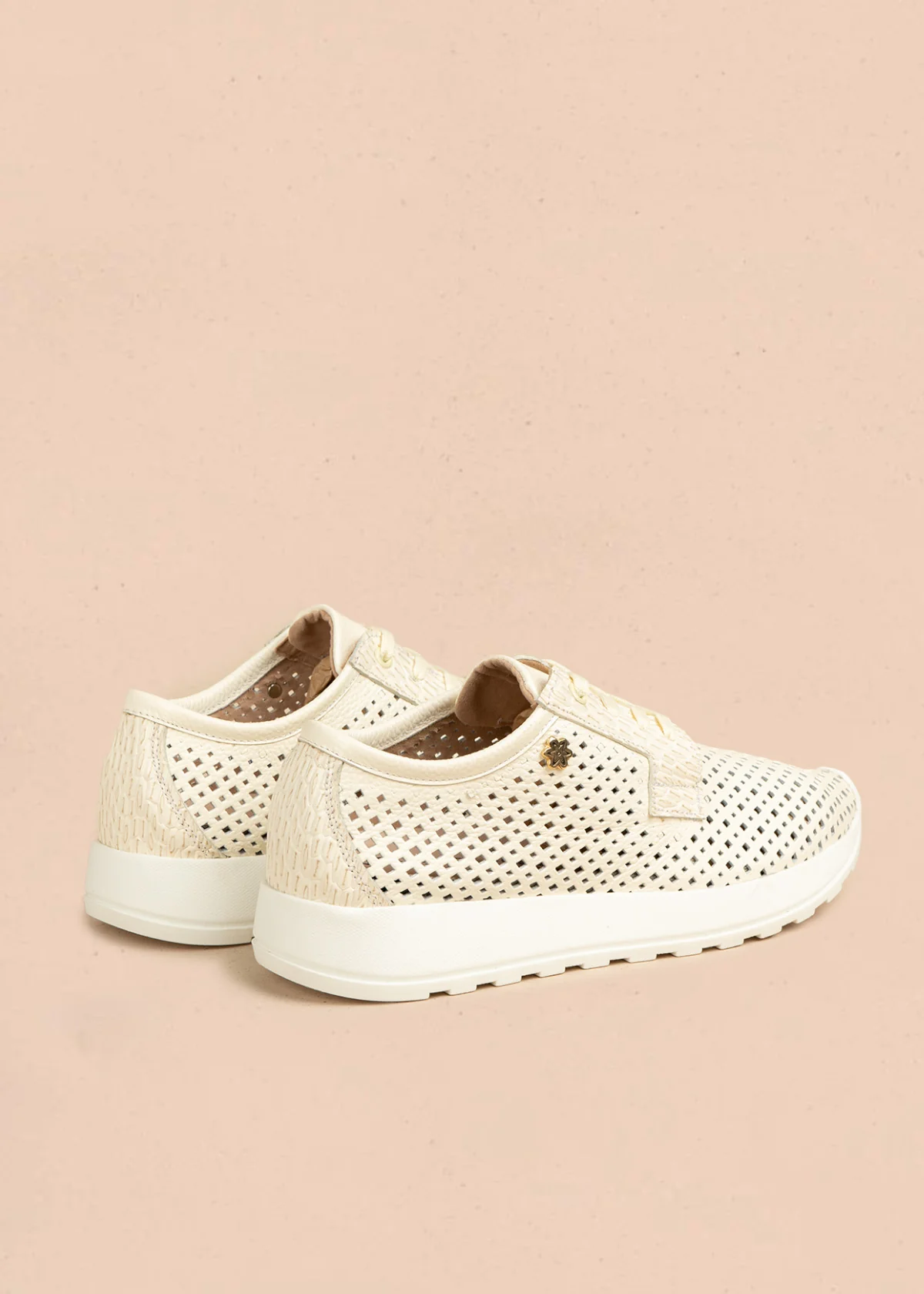 Tenis deportivos de cuero color talco con perforaciones 106555 - Image 5