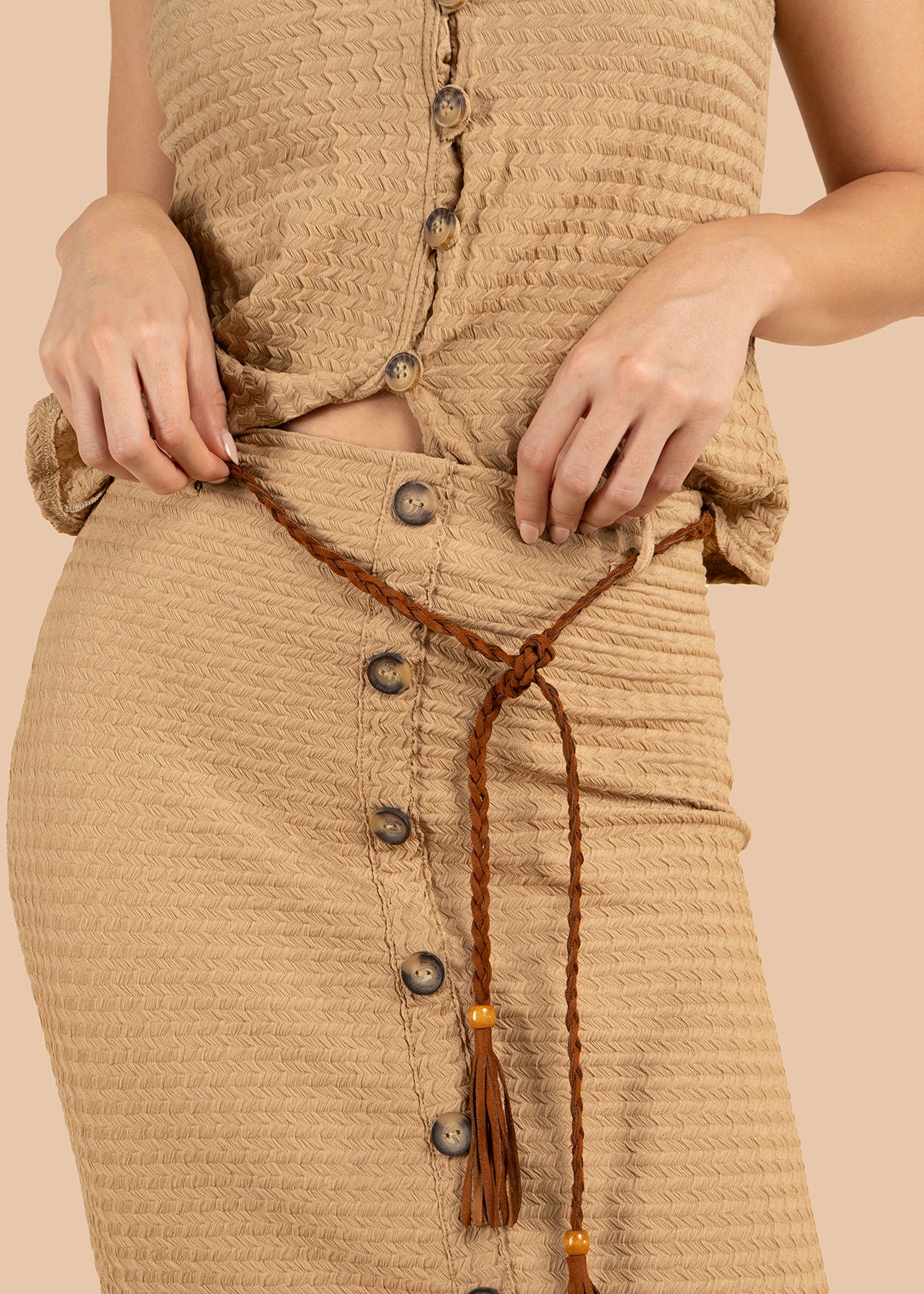 Falda color camel con textura y lazo con borlas 105831 - Image 2