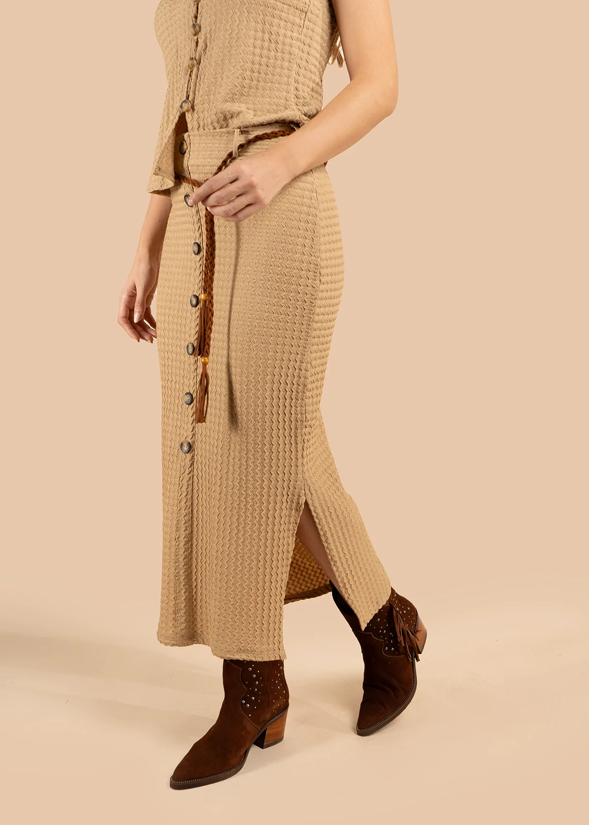Falda color camel con textura y lazo con borlas 105831 - Image 3