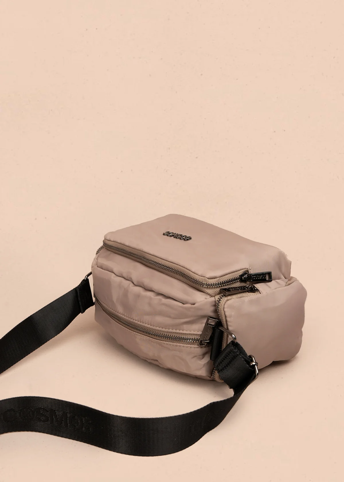 Bolso manos libres color beige con bolsillos laterales y frontal 106294 - Image 5