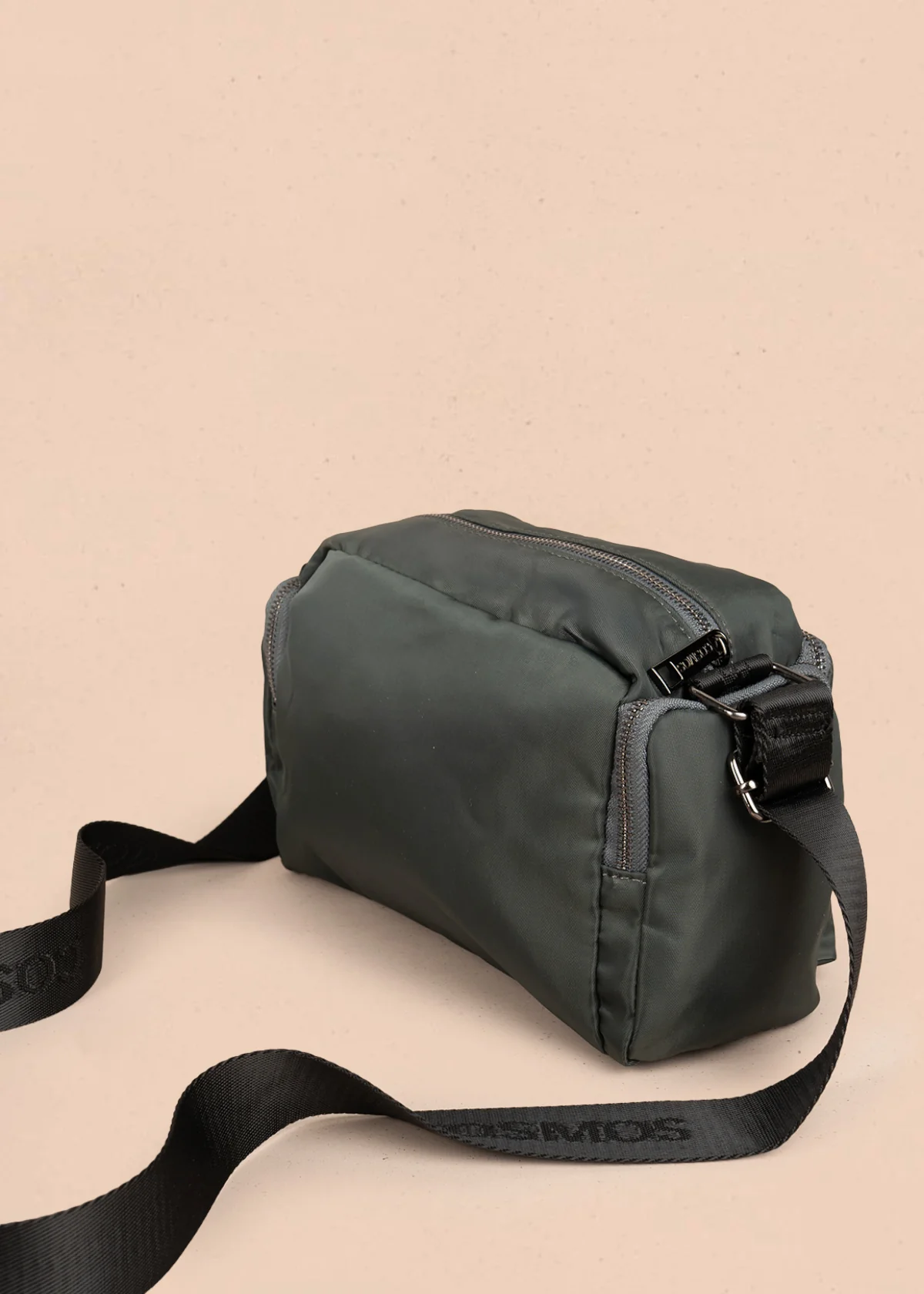 Bolso manos libres color verde con bolsillos laterales y frontal 106294 - Image 4