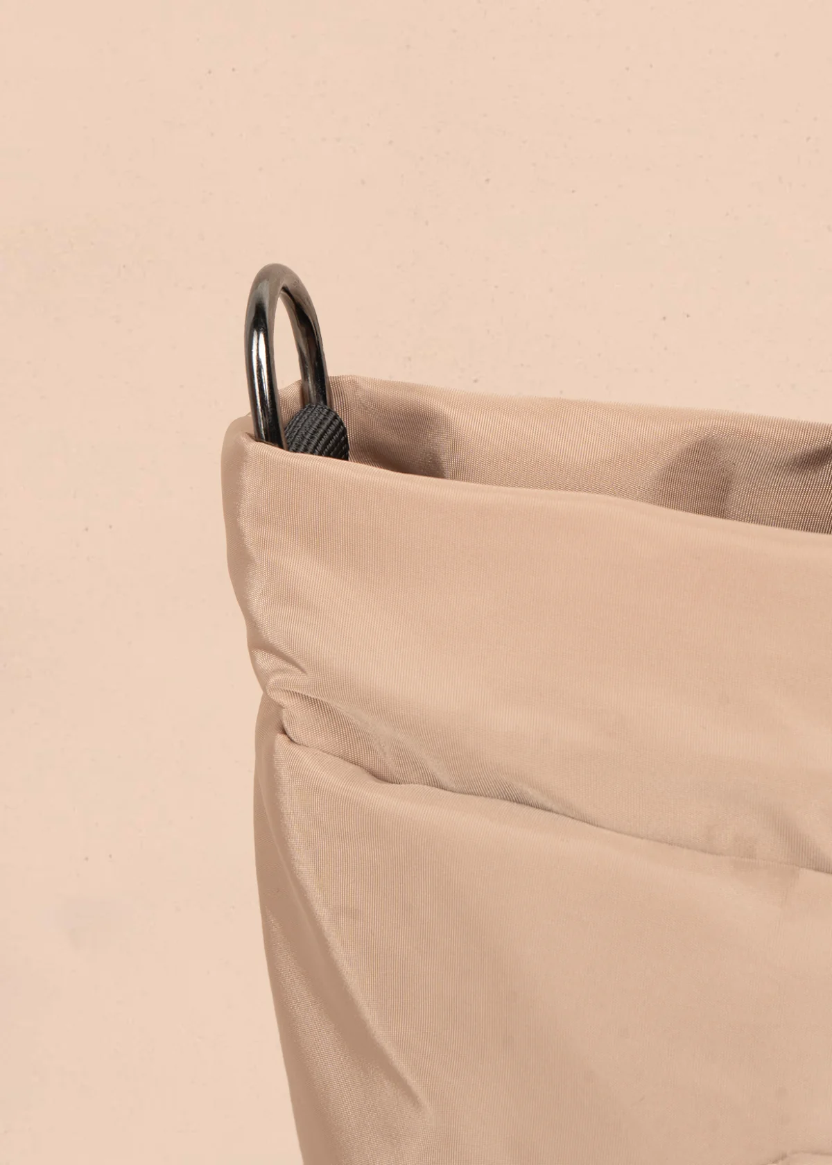 Bolso manos libres color beige con resorte 106971 - Image 4