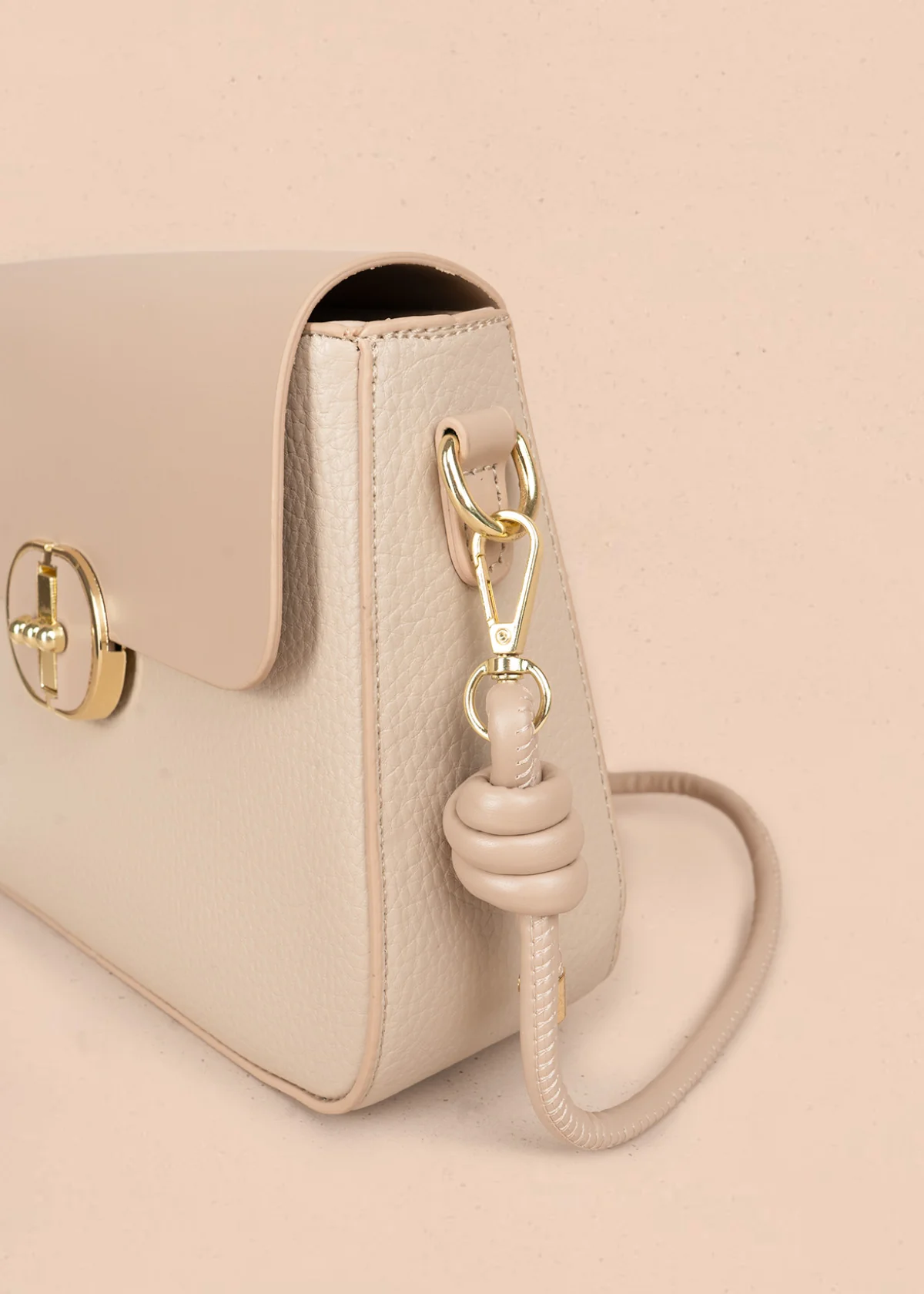 Bolso manos libres color beige con solapa lisa y pañoleta decorativa 106345 - Image 3