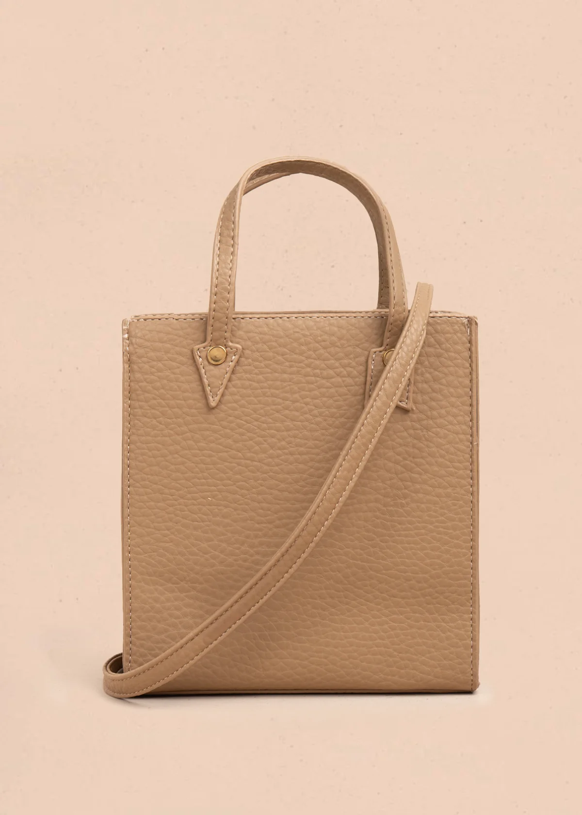 Bolso manos libres color moca con llavero 106984 - Image 4