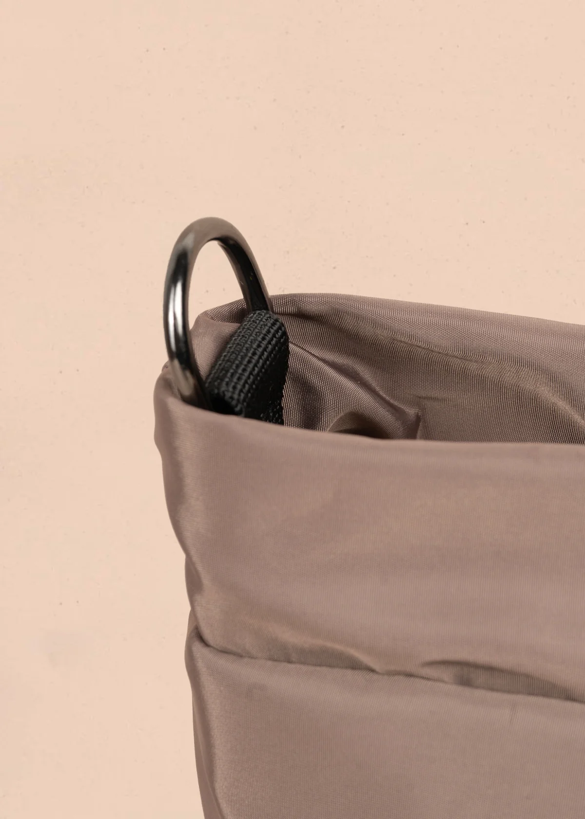 Bolso manos libres color café con resorte 106971 - Image 4