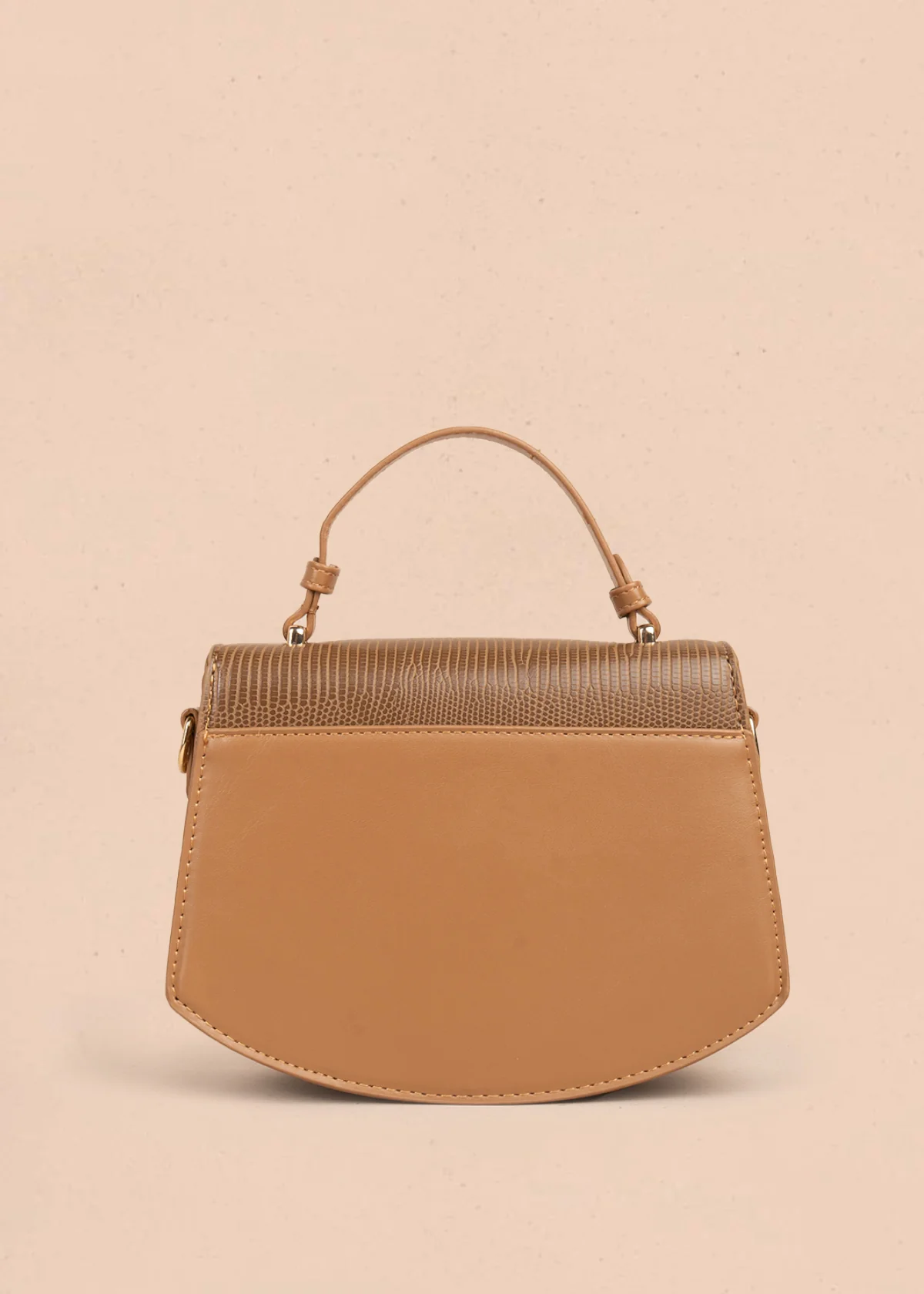 Bolso manos libres color café con textura croco y detalles dorados 106983 - Image 4