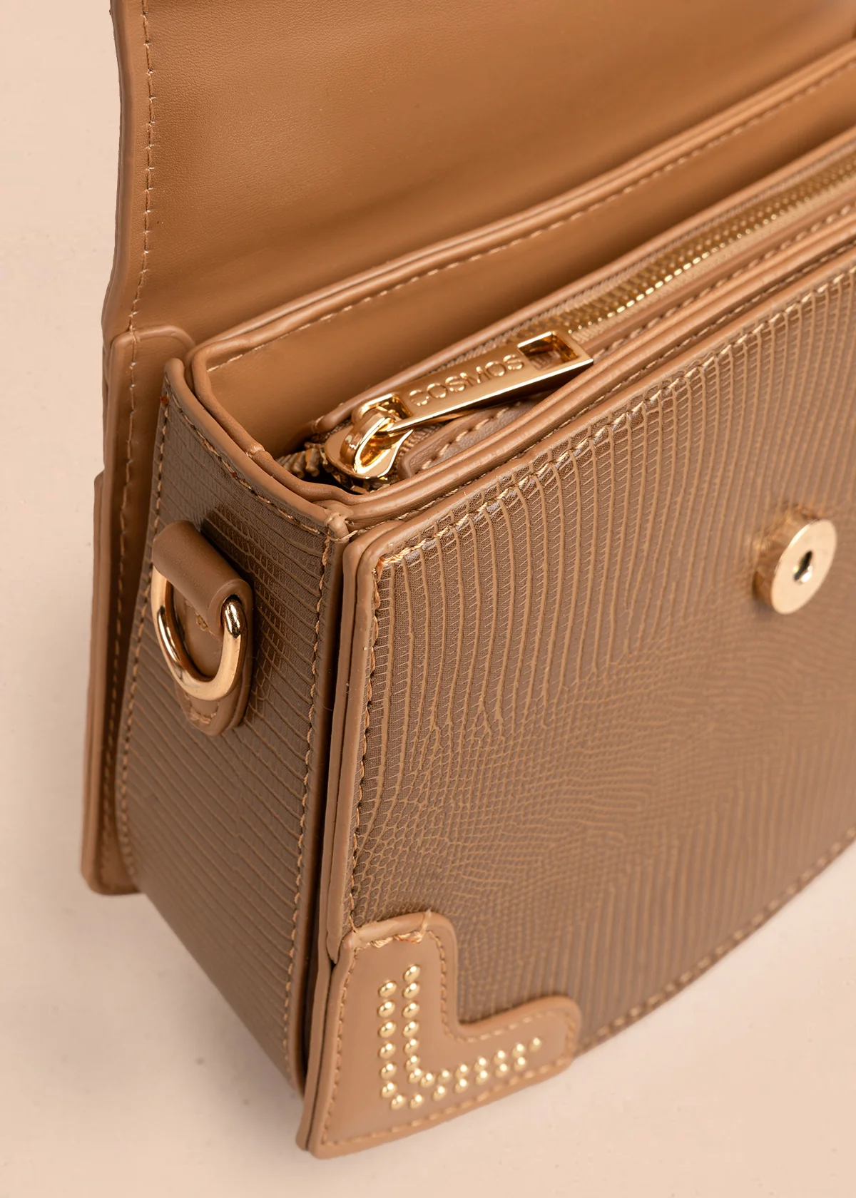 Bolso manos libres color café con textura croco y detalles dorados 106983 - Image 5
