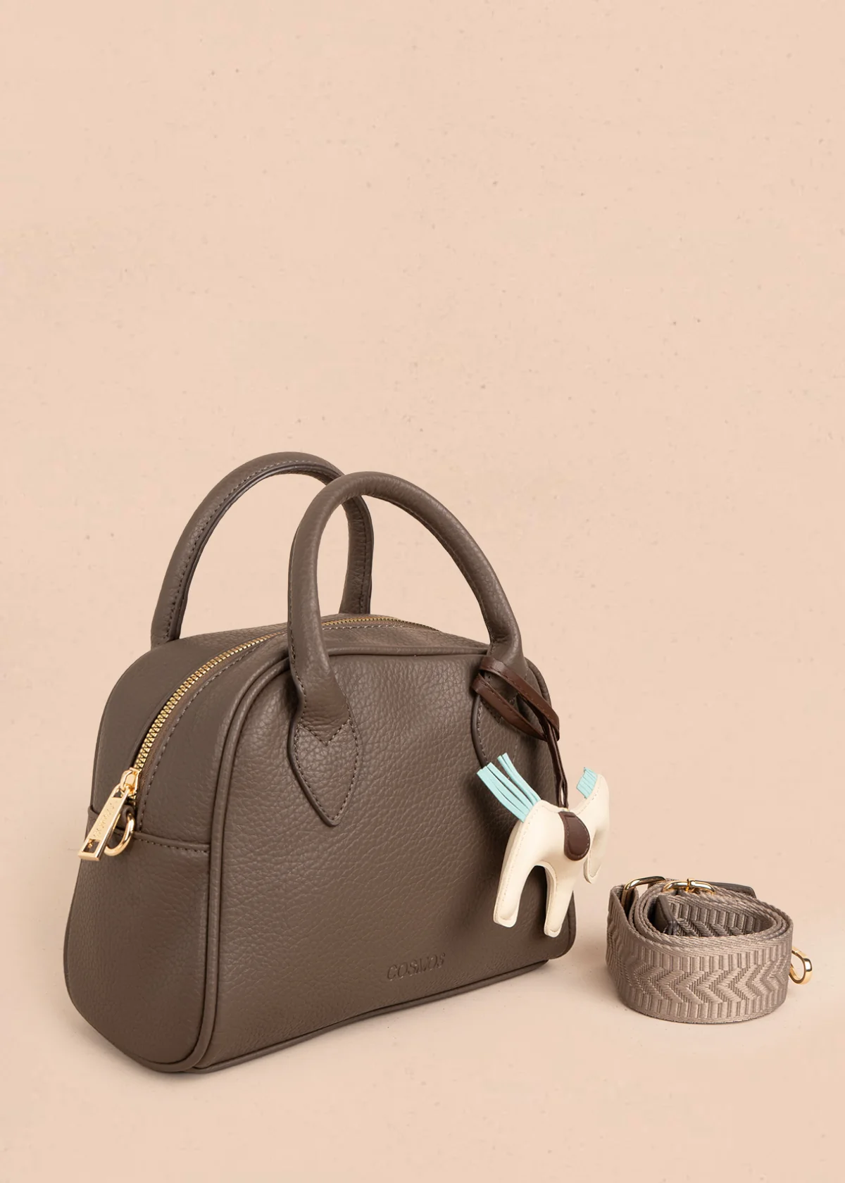 Bolso manos libres color café con llavero 106285 - Image 3