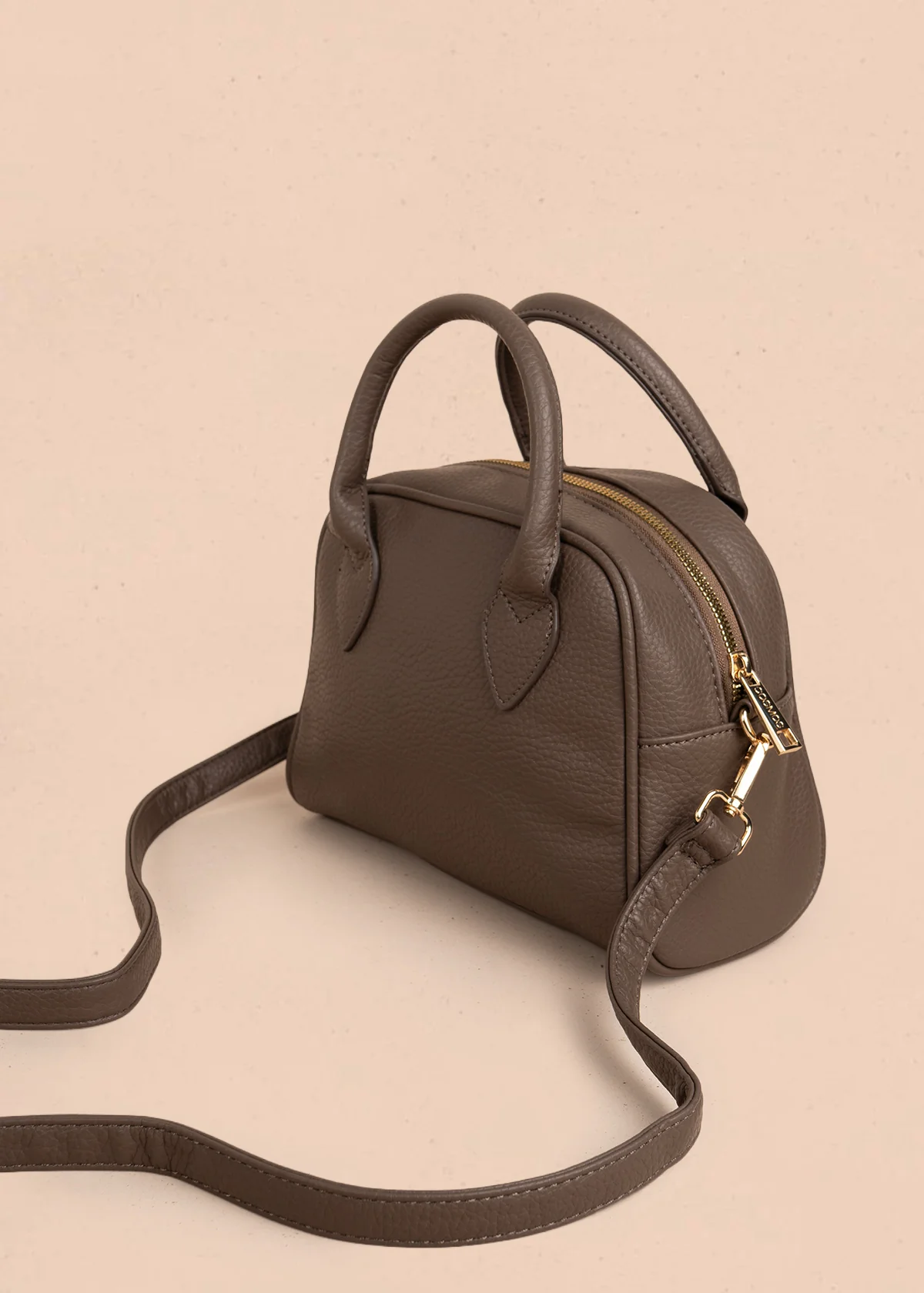 Bolso manos libres color café con llavero 106285 - Image 7