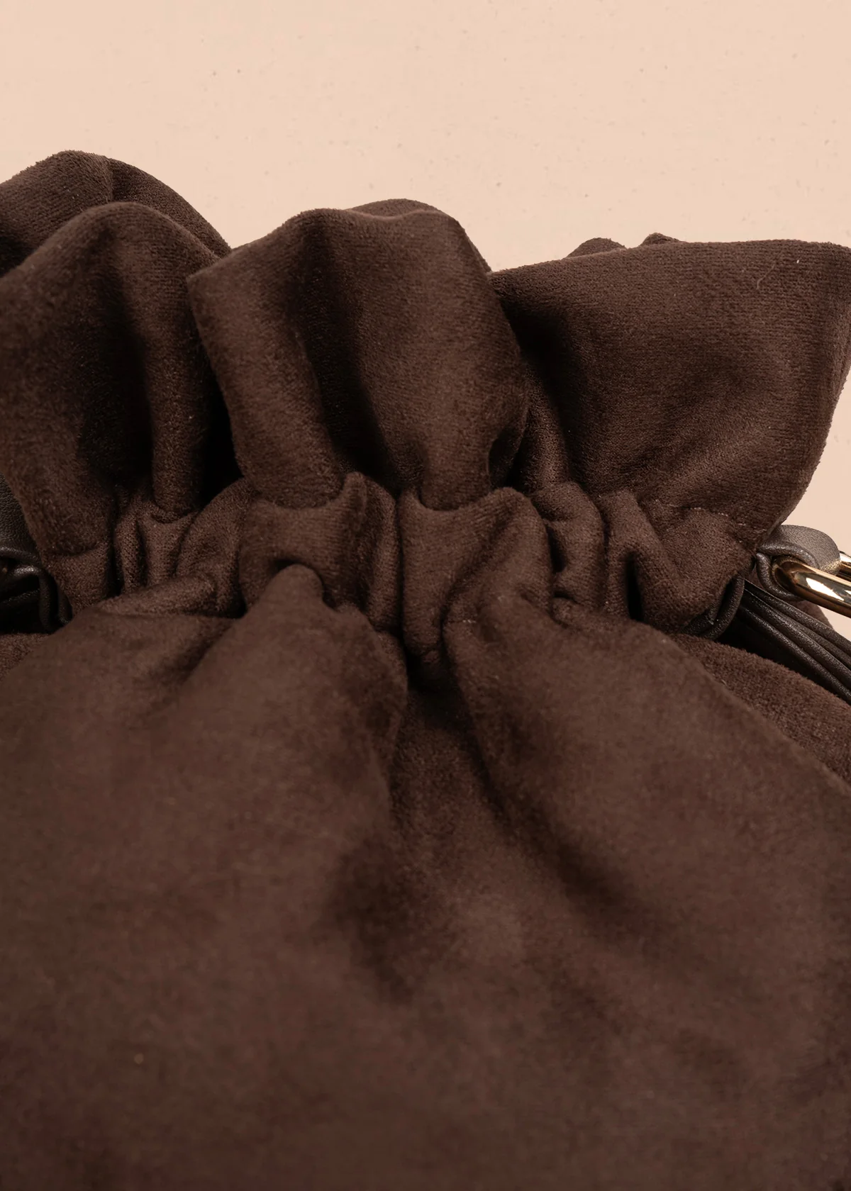 Bolso manos libres color chocolate con asa trenzada 106963 - Image 3