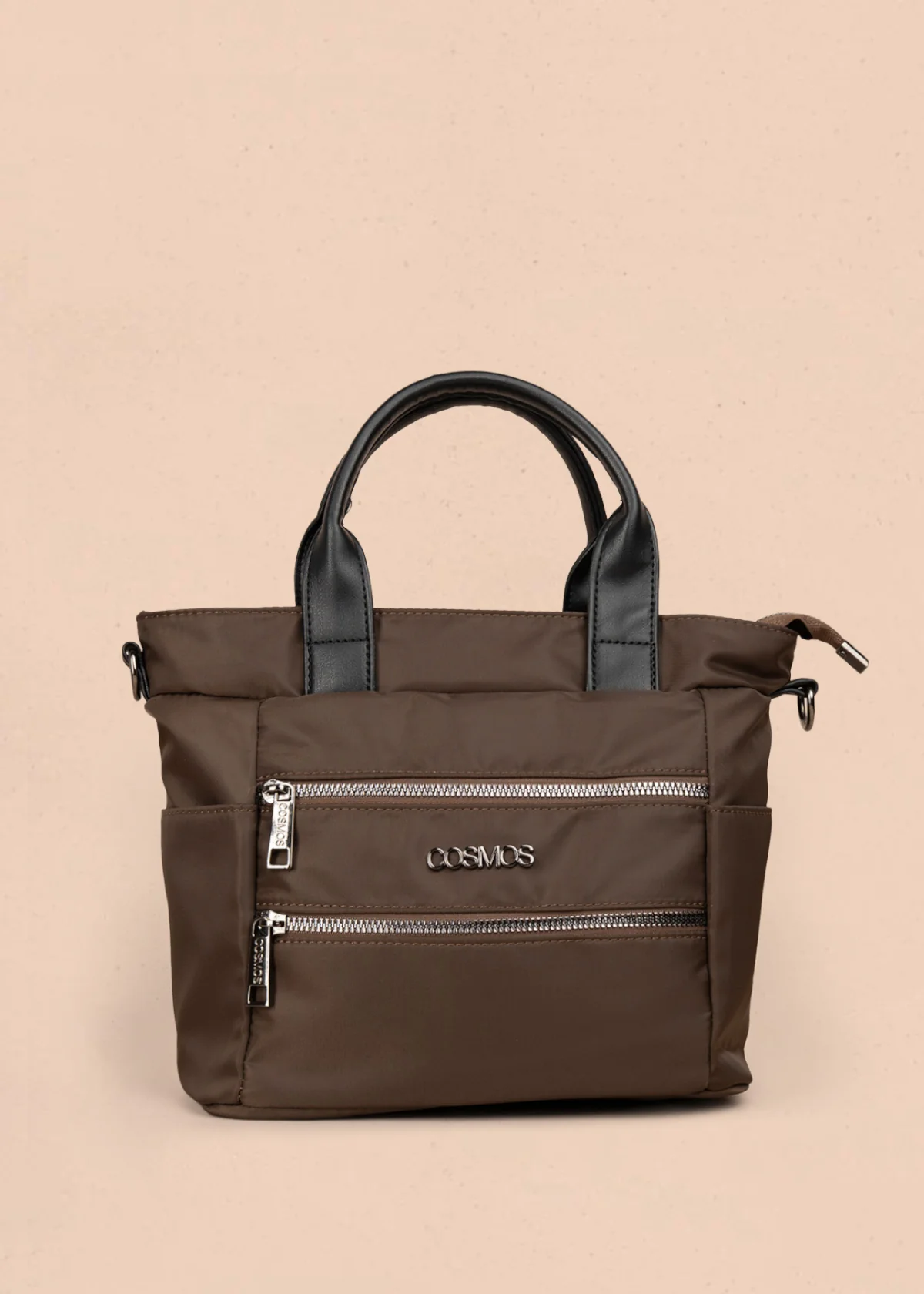 Bolso manos libres color café con doble bolsillo frontal y herrajes plateados 106184