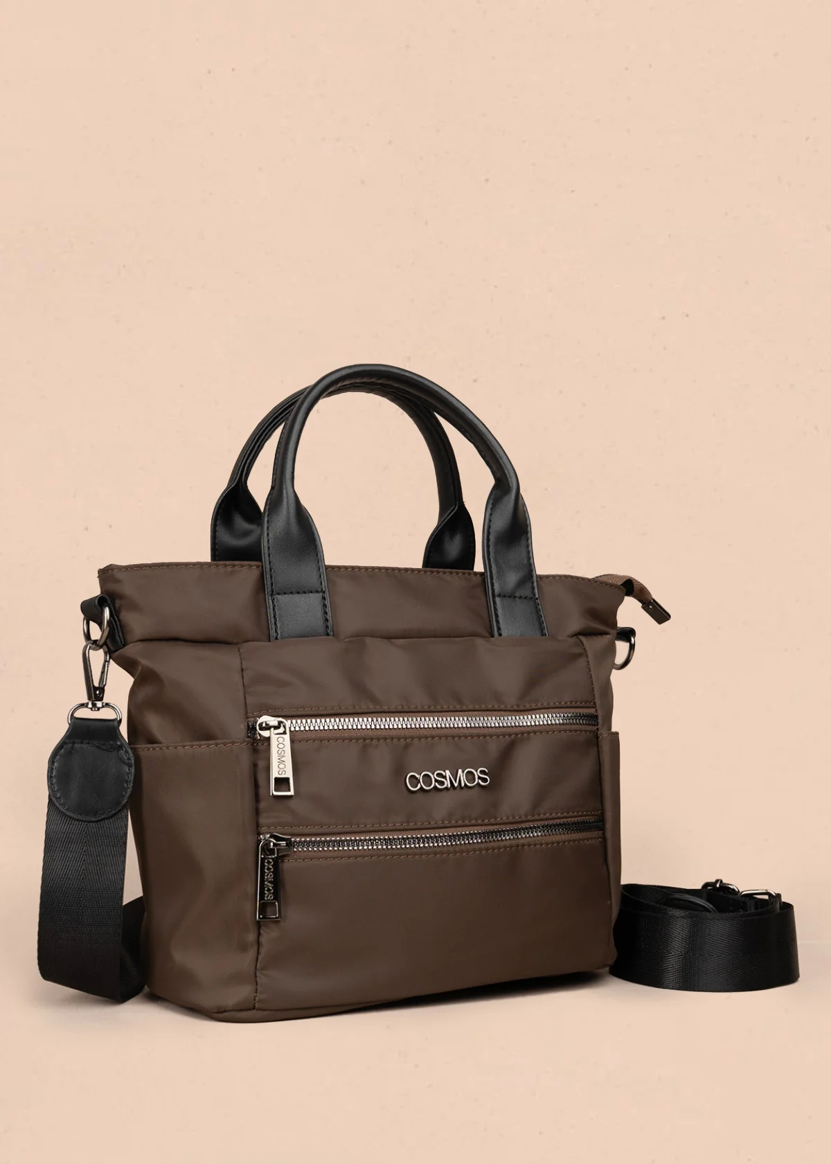 Bolso manos libres color café con doble bolsillo frontal y herrajes plateados 106184 - Image 2