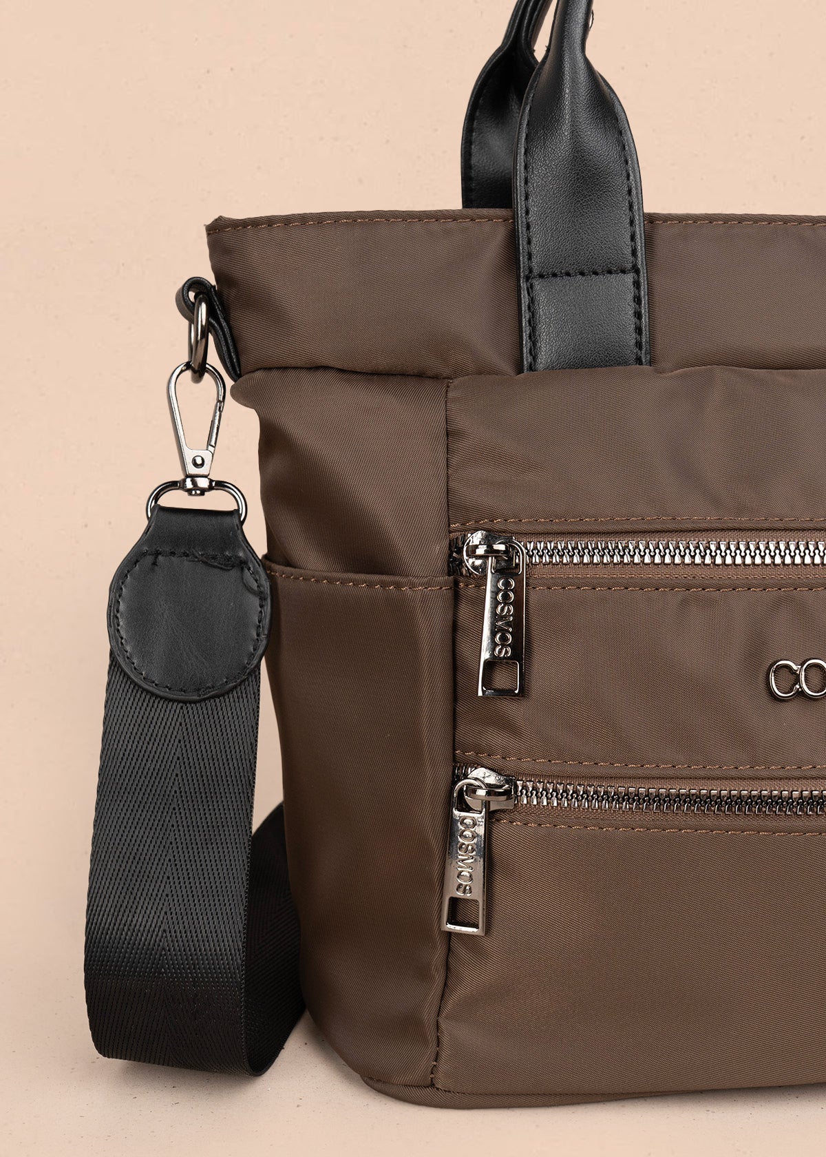 Bolso manos libres color café con doble bolsillo frontal y herrajes plateados 106184 - Image 3