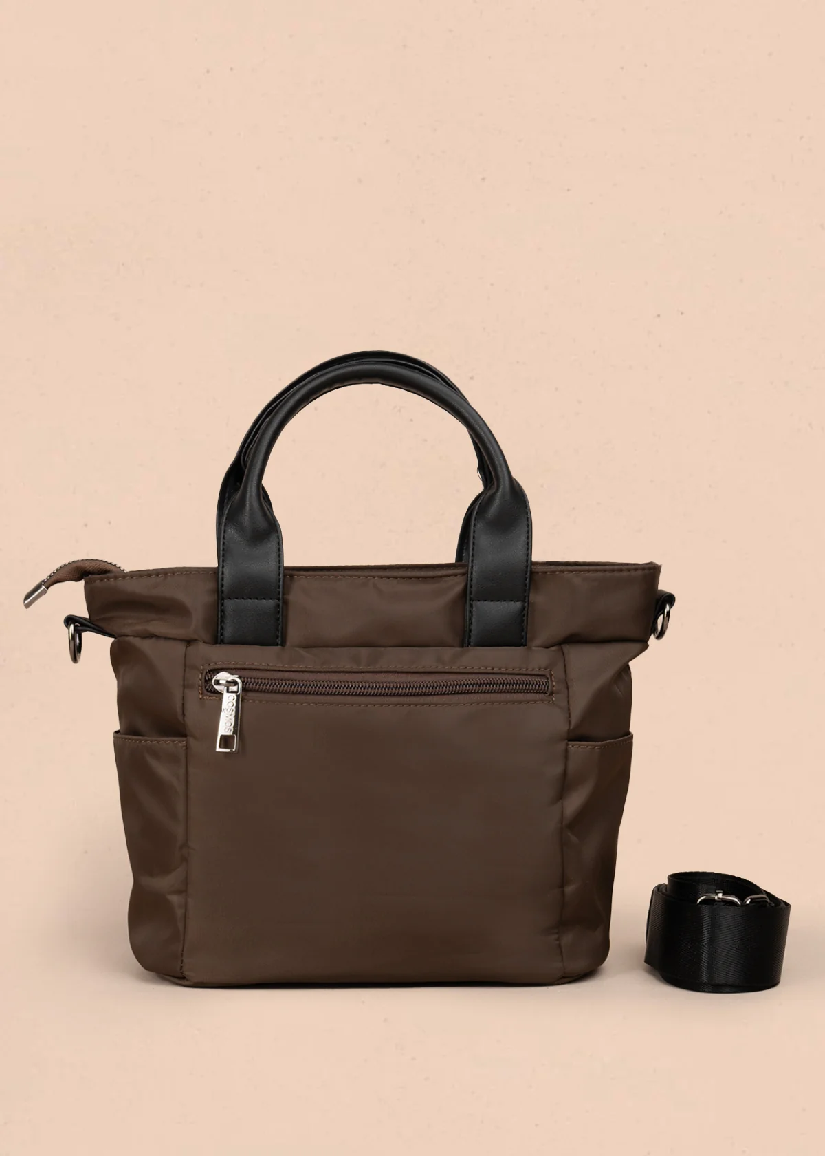 Bolso manos libres color café con doble bolsillo frontal y herrajes plateados 106184 - Image 4