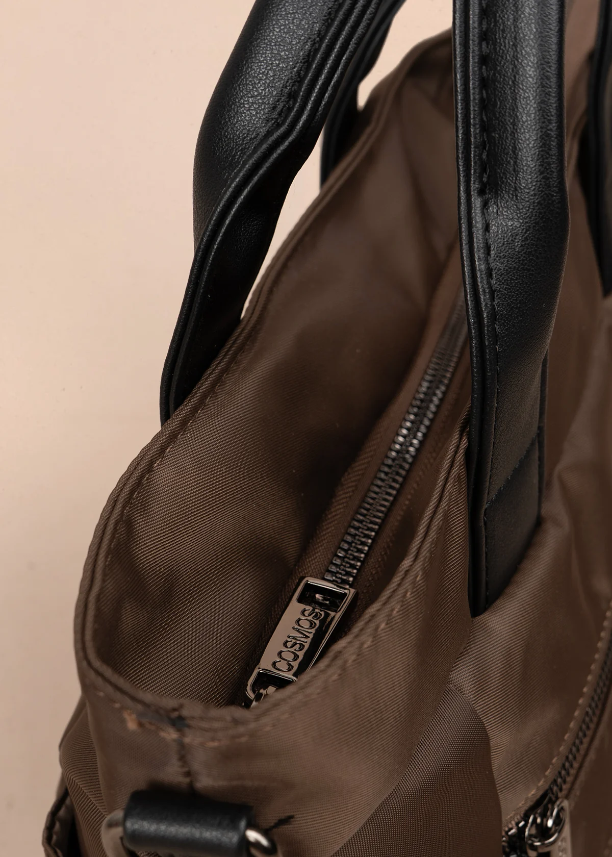 Bolso manos libres color café con doble bolsillo frontal y herrajes plateados 106184 - Image 5