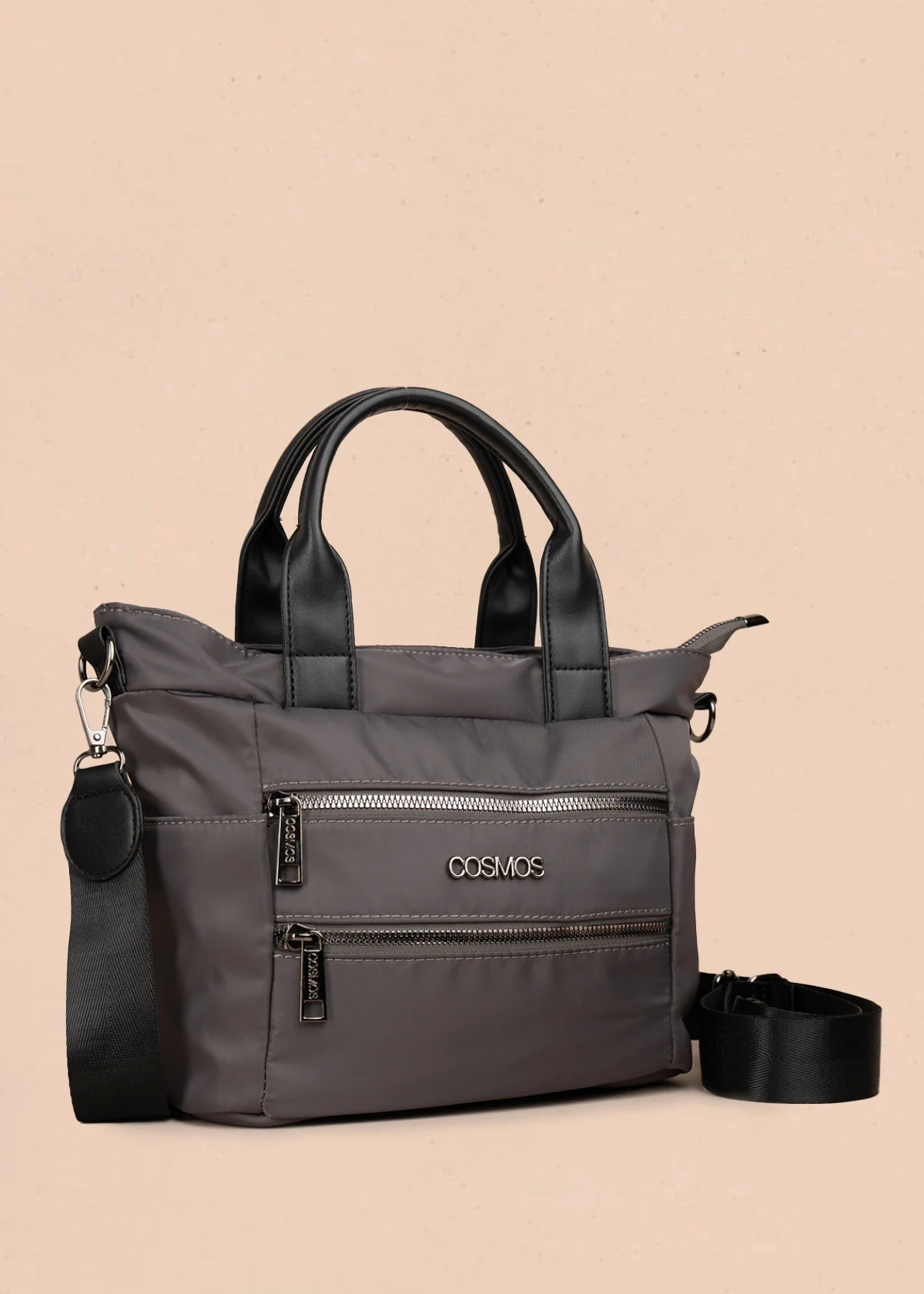 Bolso manos libres color gris con doble bolsillo frontal y herrajes plateados 106184 - Image 2