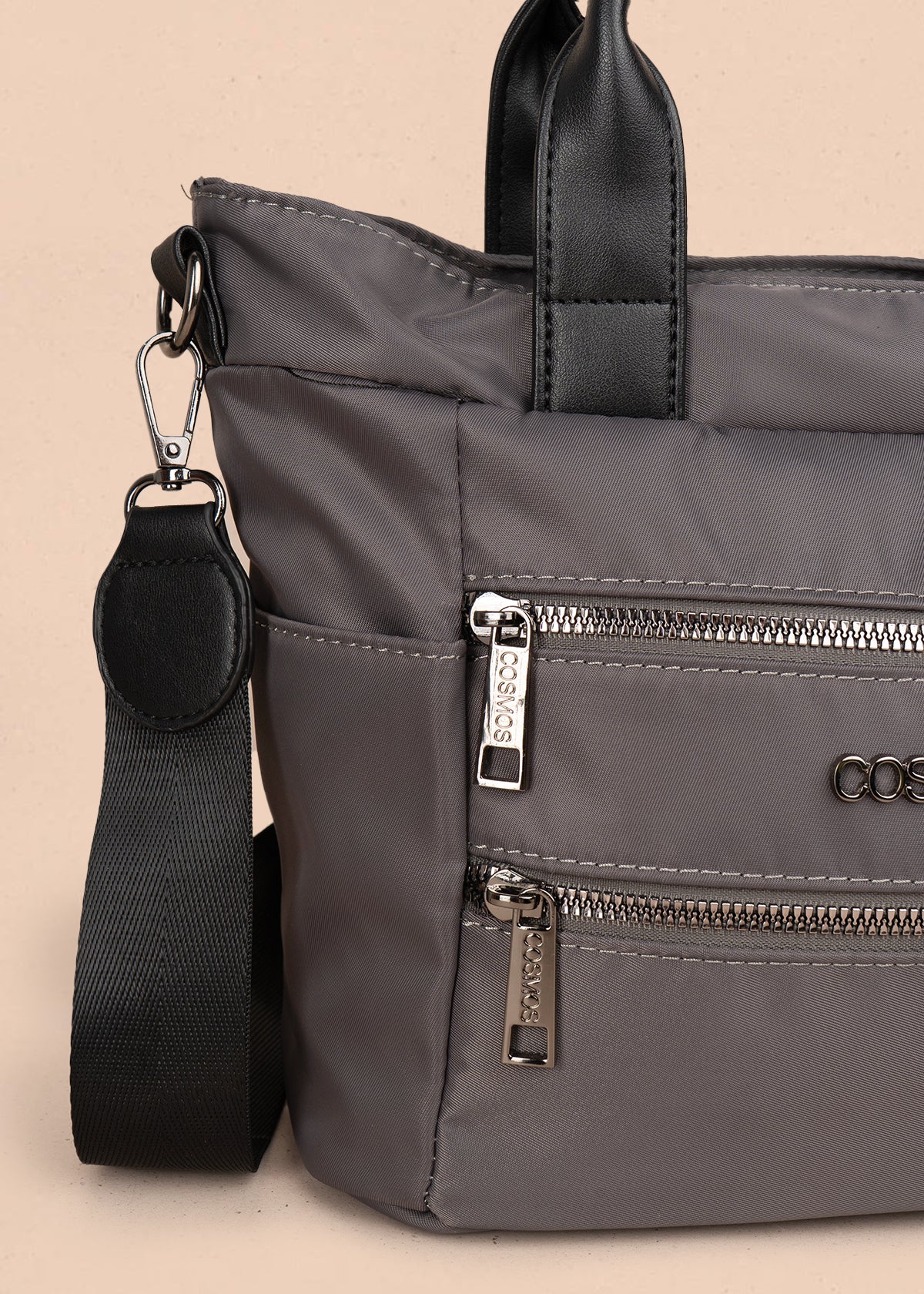Bolso manos libres color gris con doble bolsillo frontal y herrajes plateados 106184 - Image 3