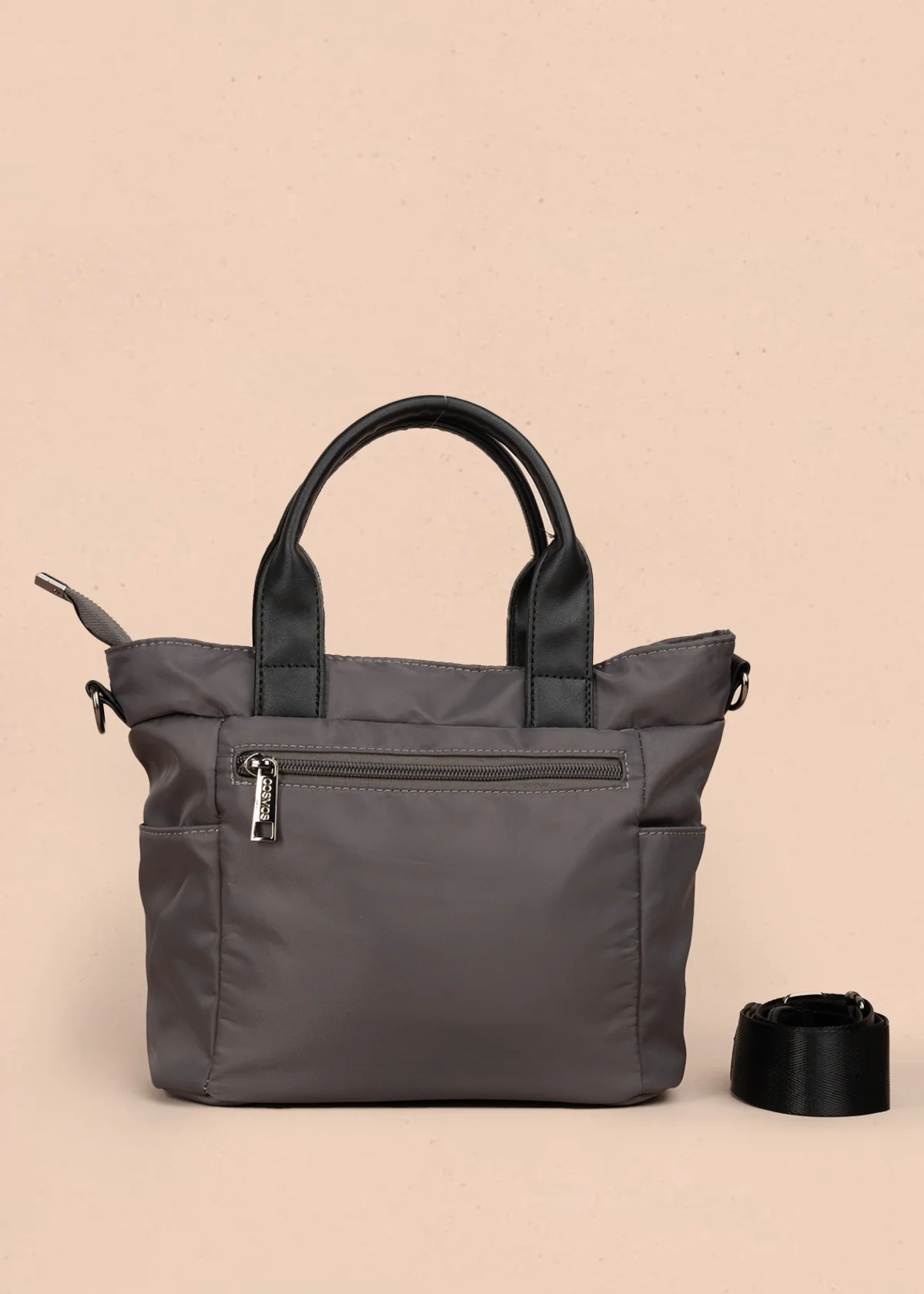 Bolso manos libres color gris con doble bolsillo frontal y herrajes plateados 106184 - Image 4