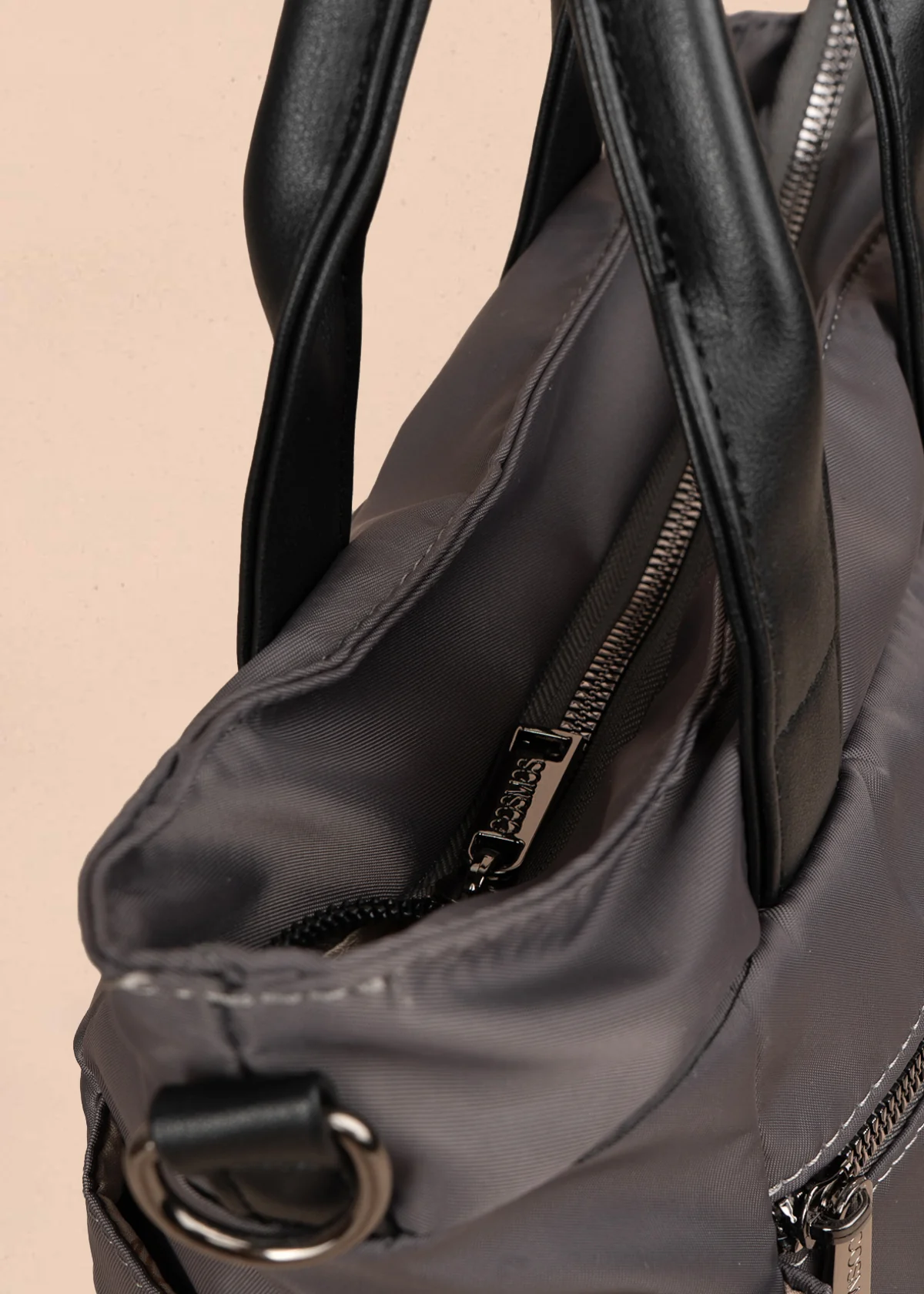 Bolso manos libres color gris con doble bolsillo frontal y herrajes plateados 106184 - Image 5