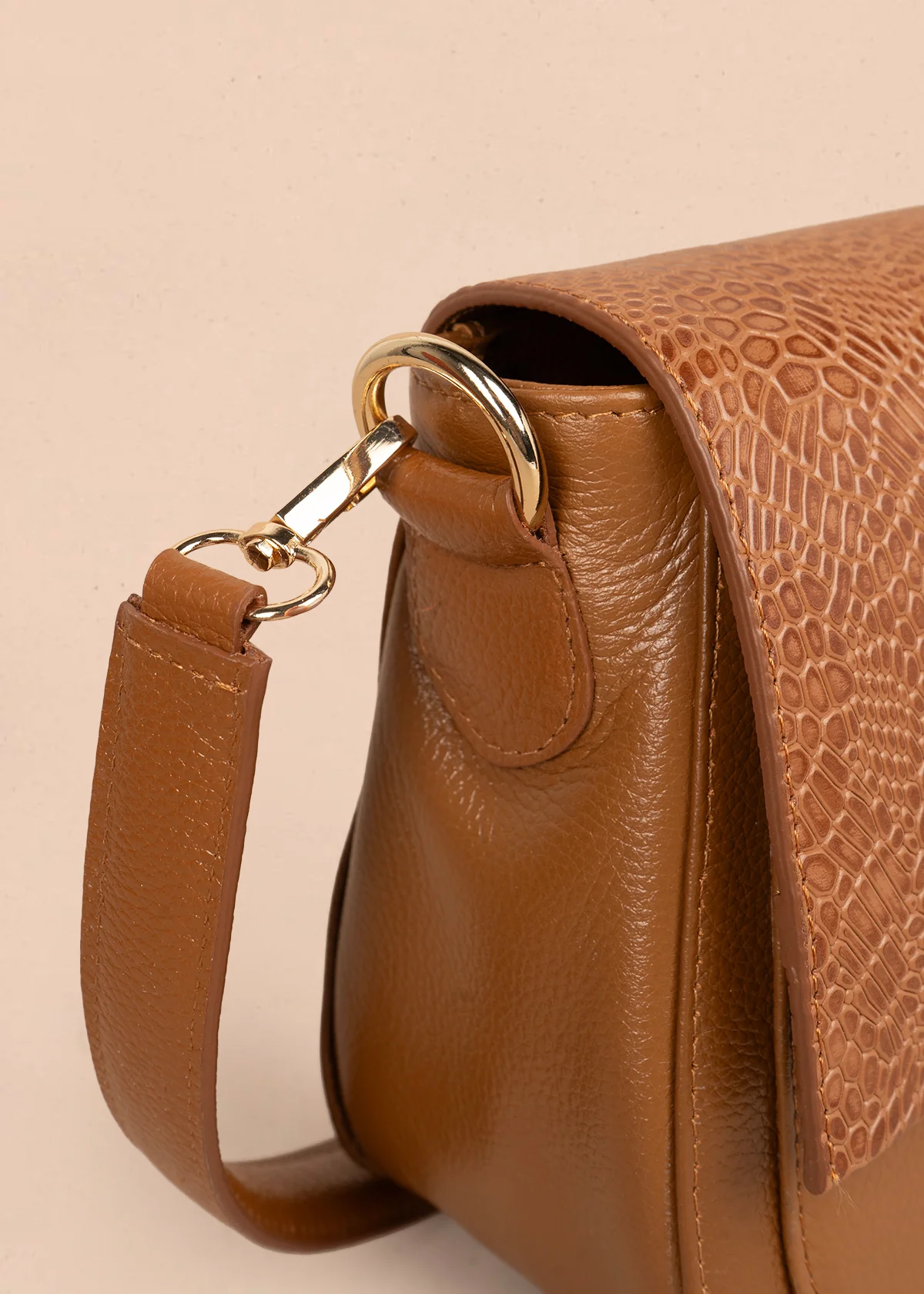 Bolso manos libres en cuero color miel con solapa textura croco 105792 - Image 3