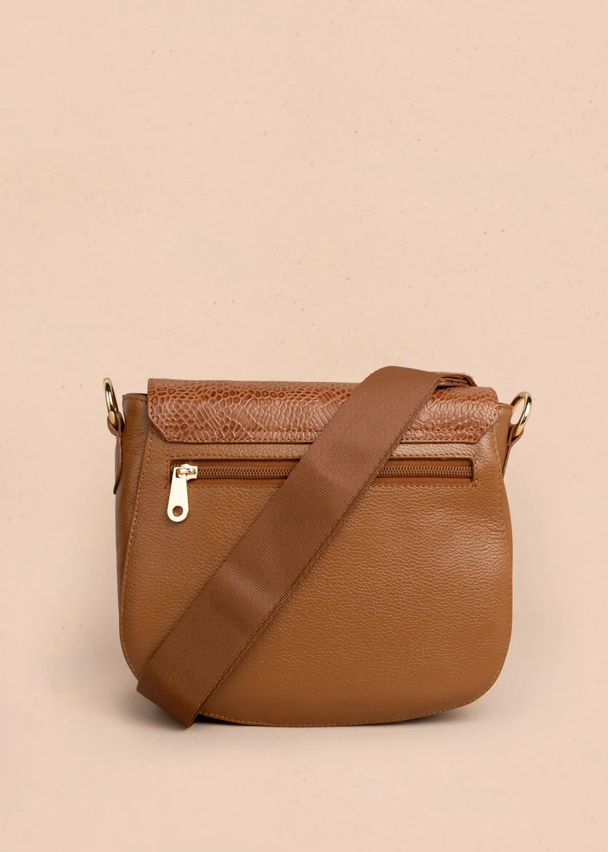 Bolso manos libres en cuero color miel con solapa textura croco 105792 - Image 5