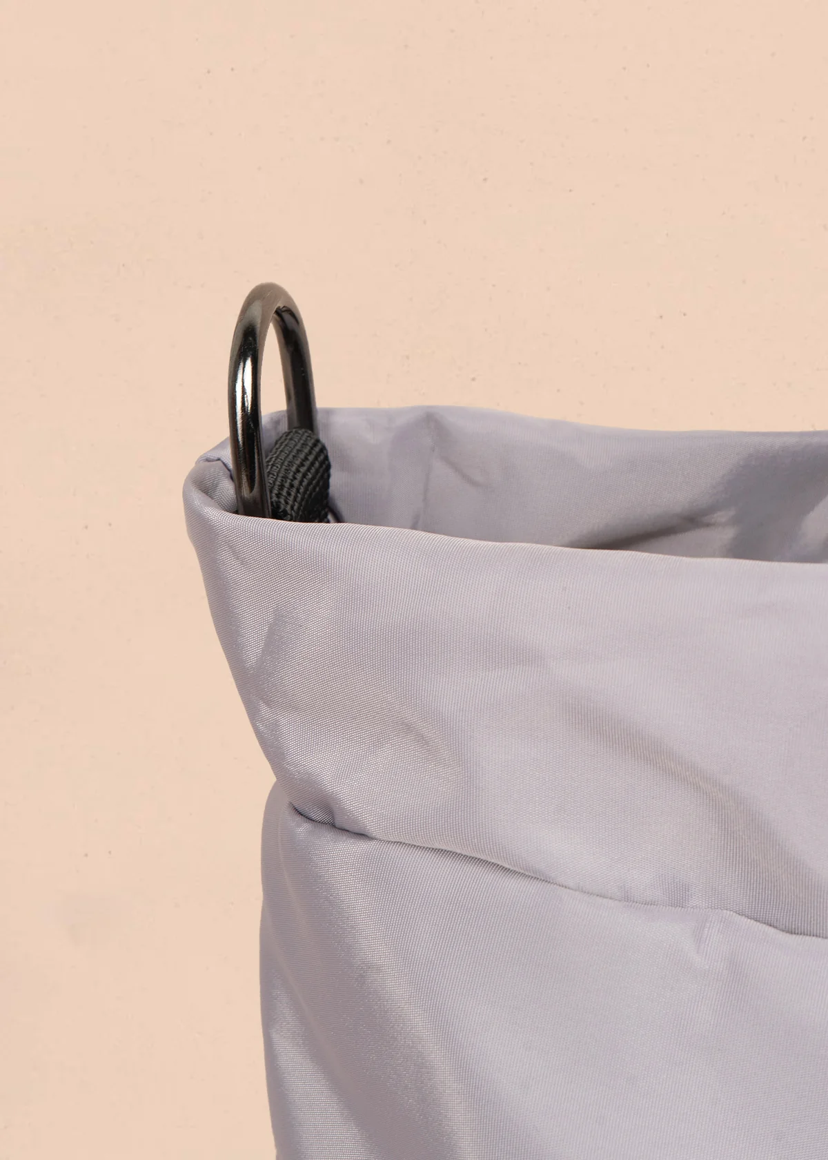 Bolso manos libres color gris con resorte 106971 - Image 4