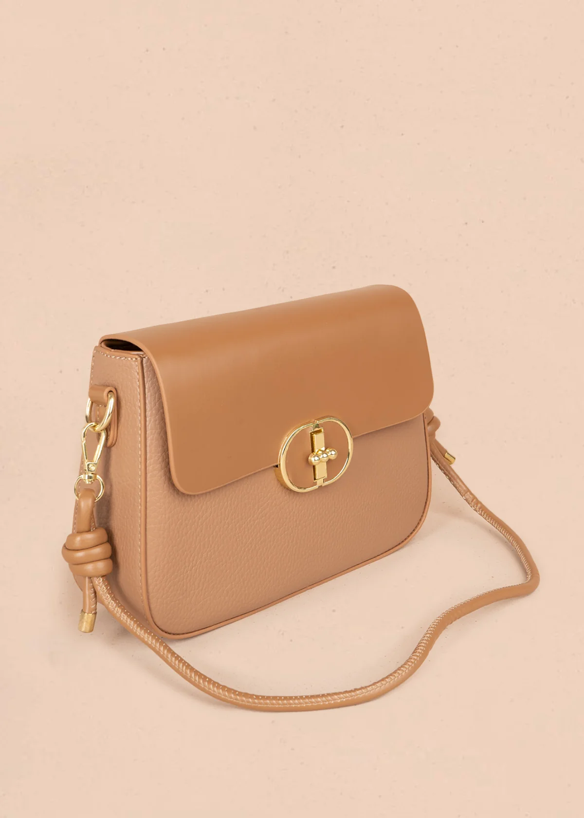 Bolso manos libres color miel con solapa lisa y pañoleta decorativa 106345 - Image 5