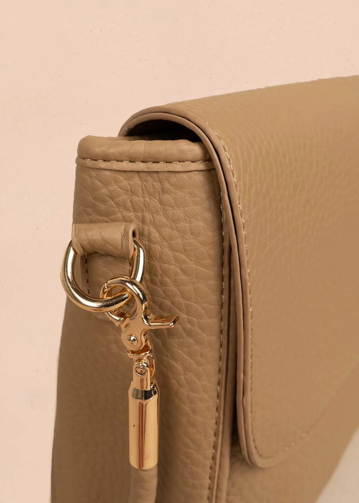 Bolso manos libres color moca texturizado 106325 - Image 3