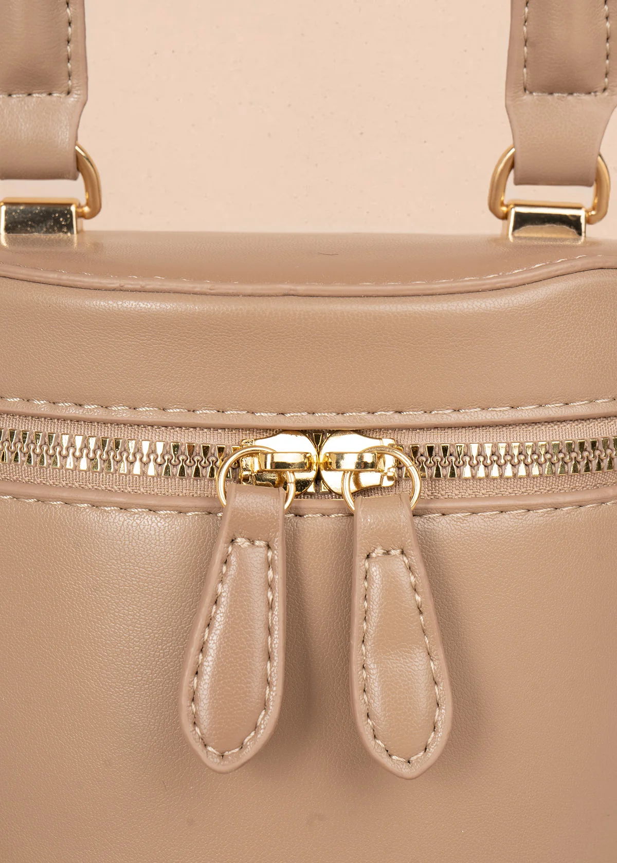 Bolso manos libres color moca diseño tipo mini baúl 106346 - Image 5