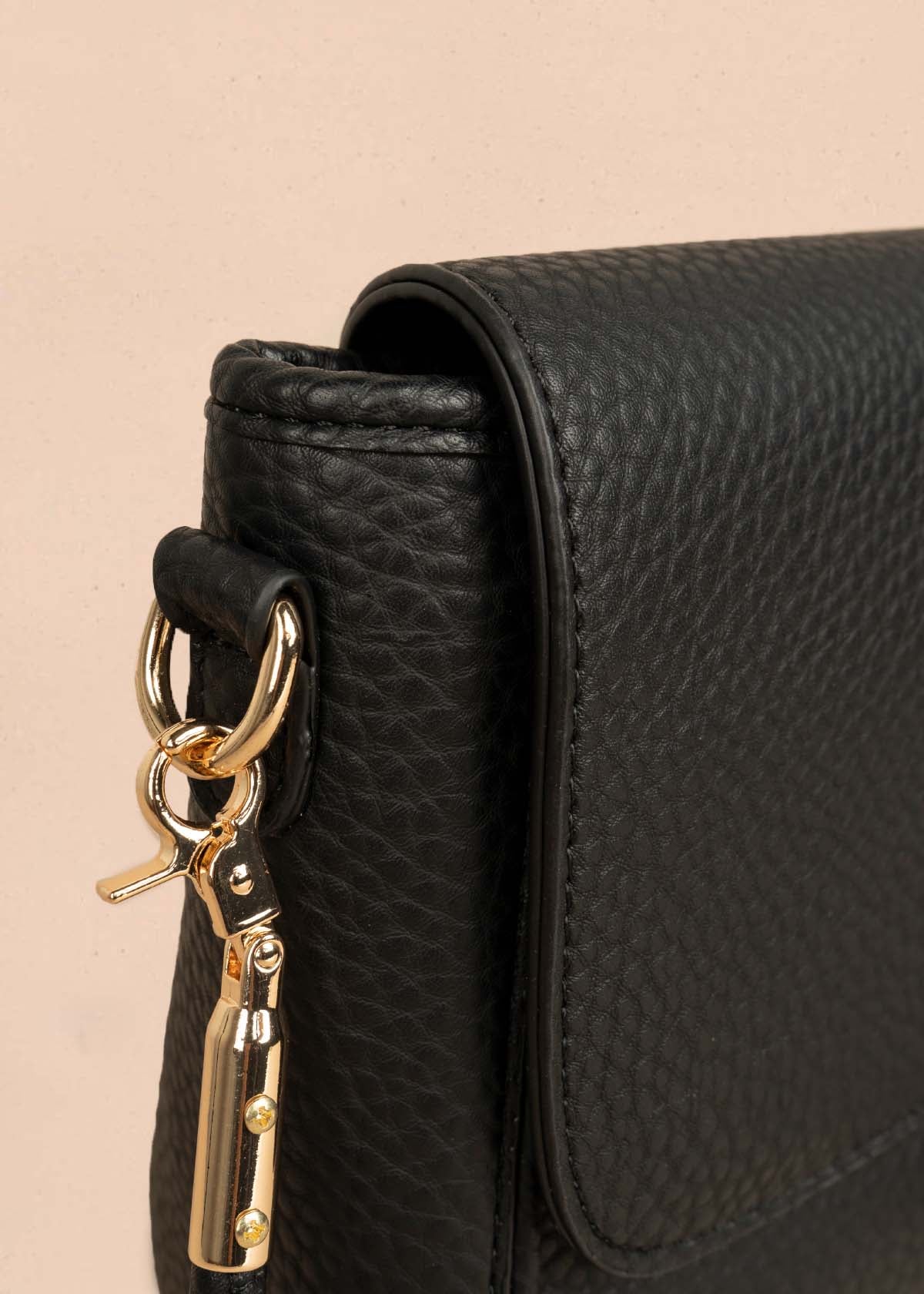 Bolso manos libres color negro texturizado 106325 - Image 3