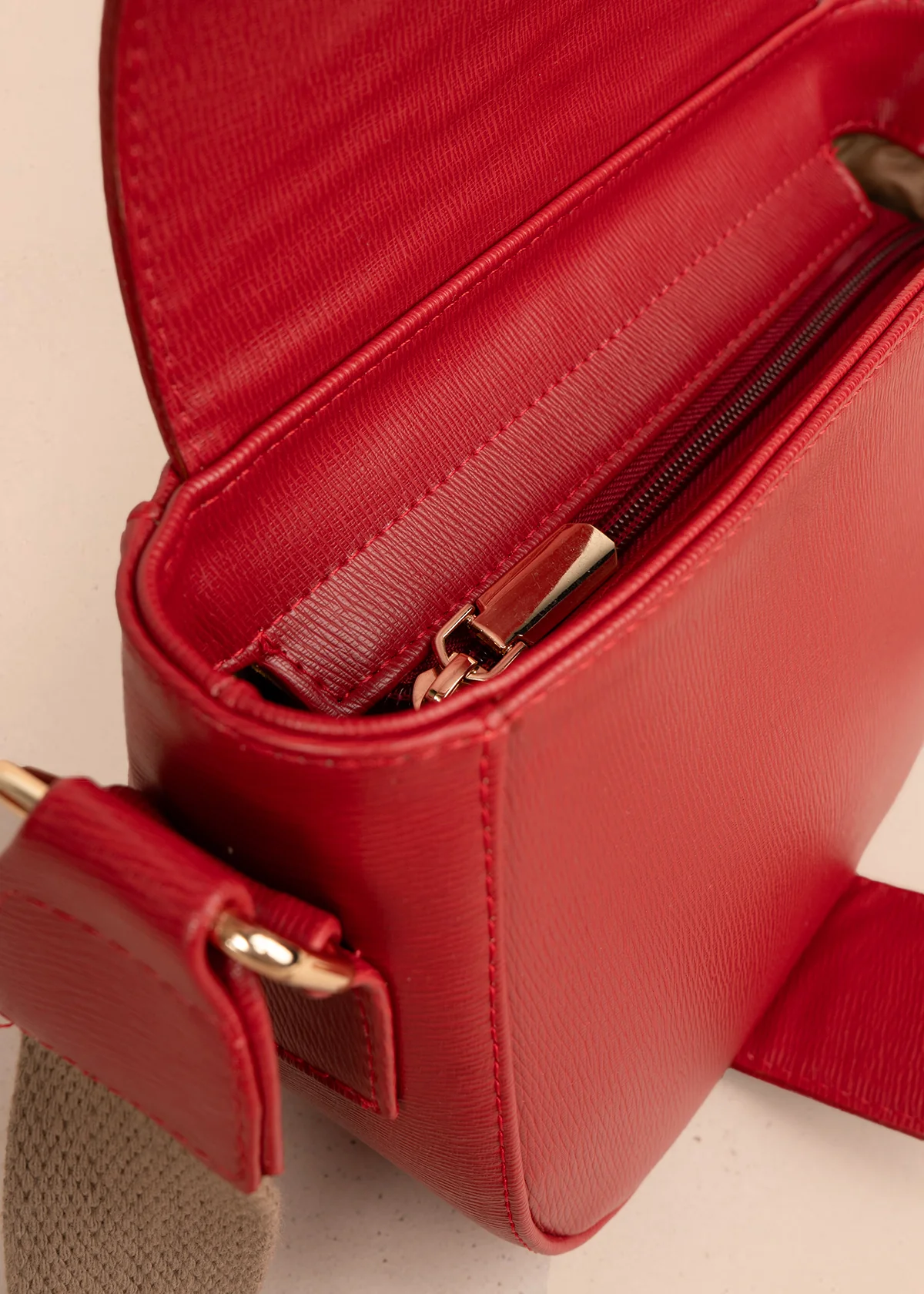 Bolso manos libres color rojo con acabado texturizado 106962 - Image 6