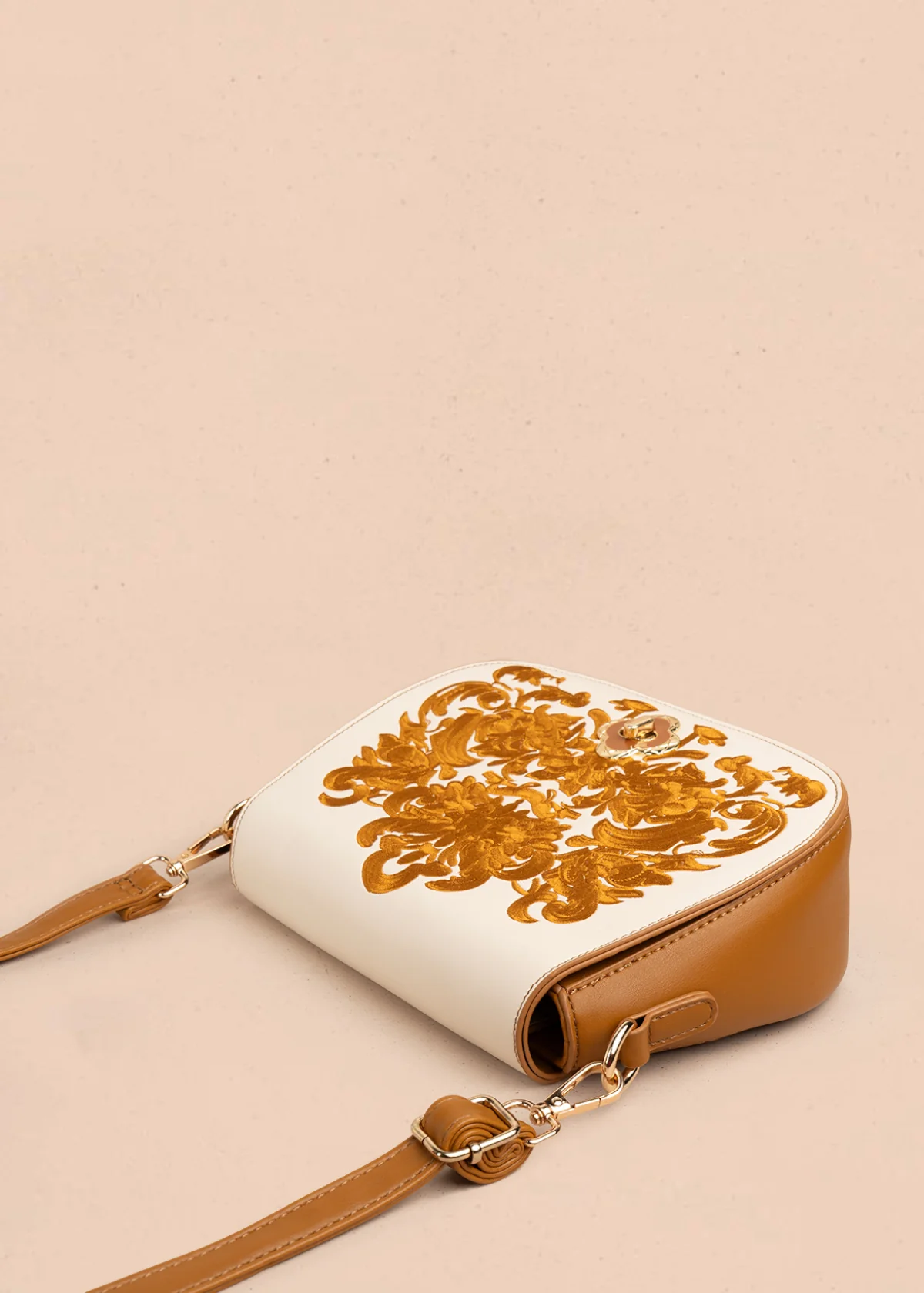 Bolso manos libres color miel con bordado y detalles dorados 106180 - Image 4