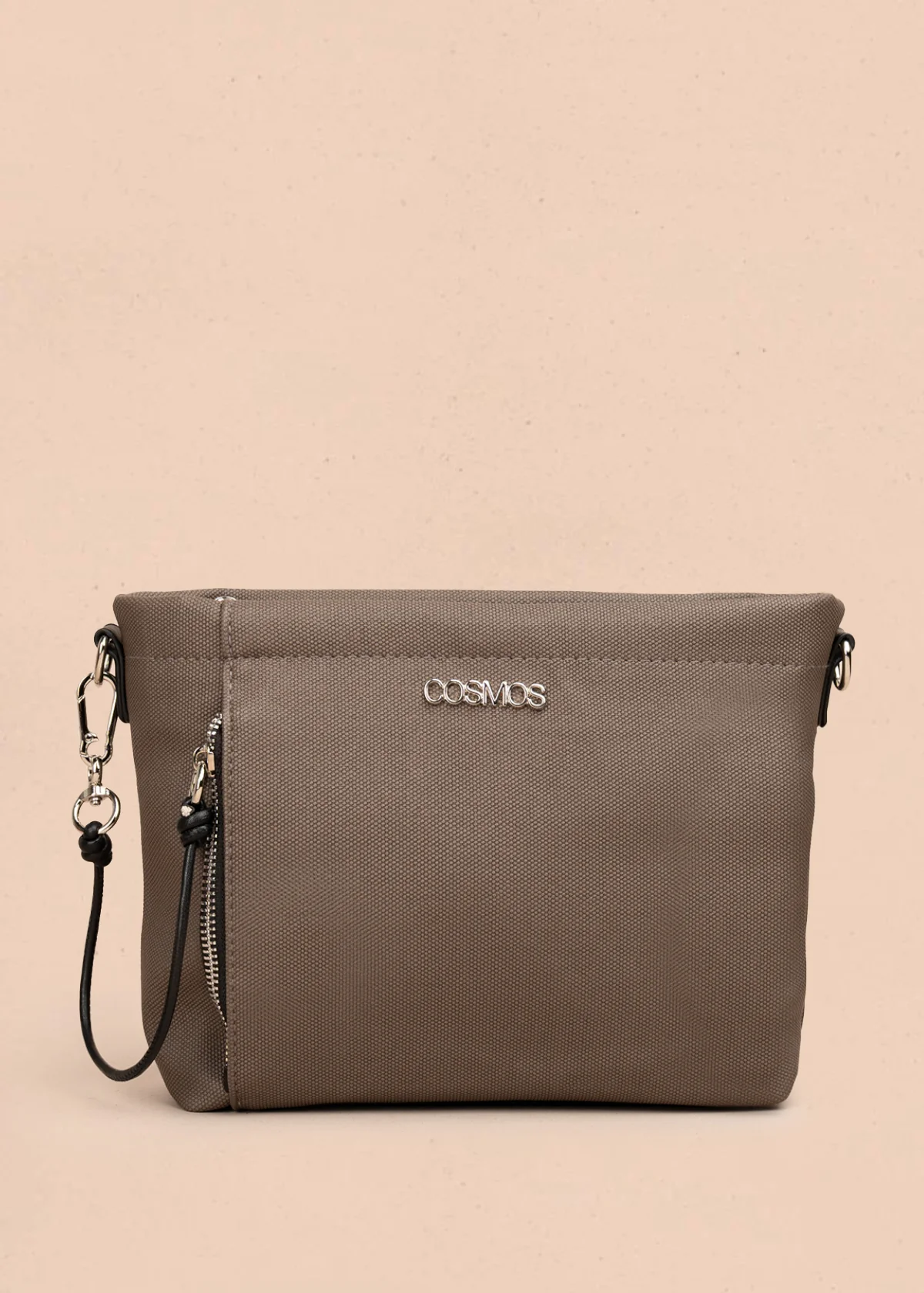 Bolso manos libres color café con asa negra y bolsillo frontal 106982